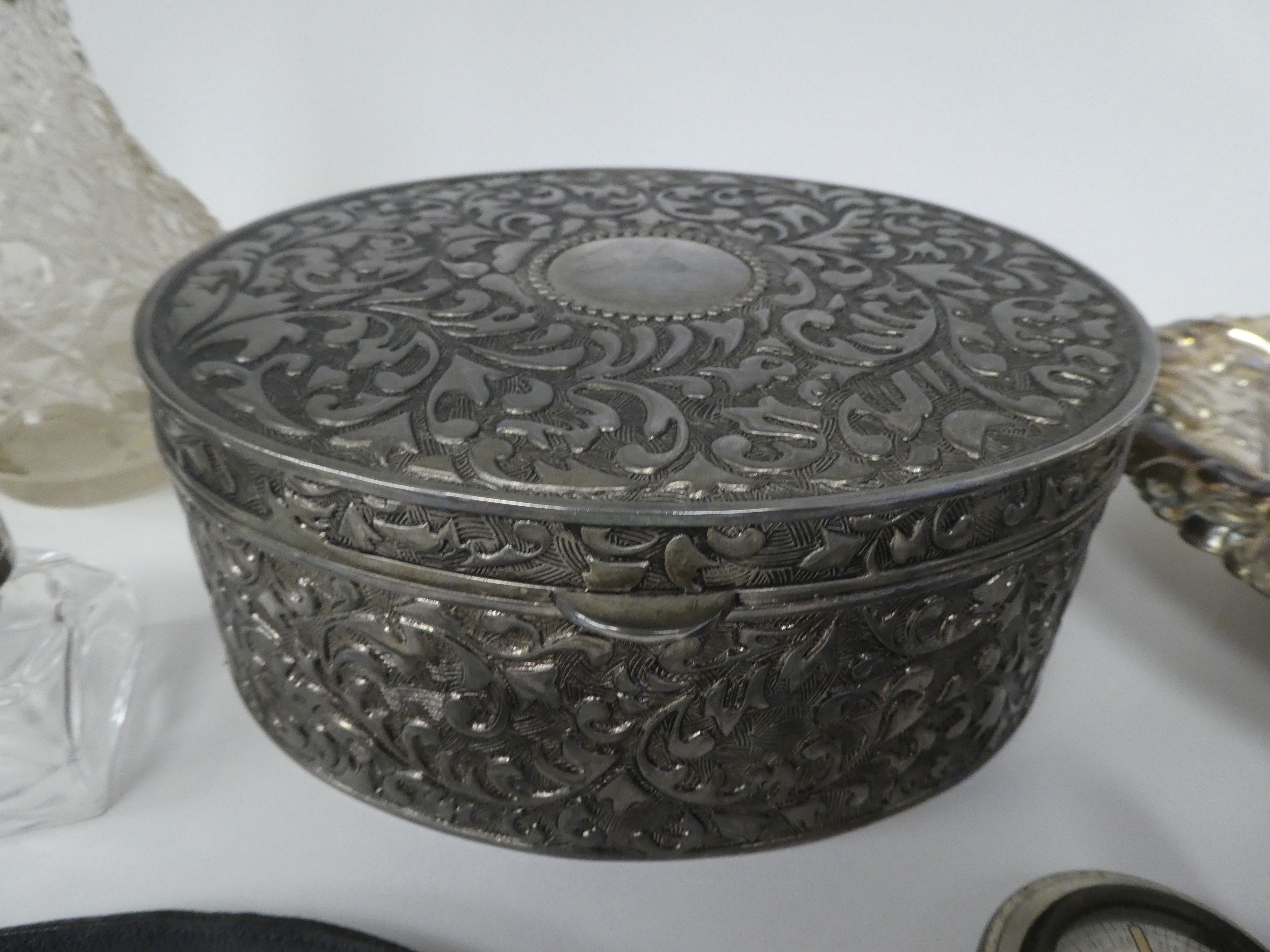 A mixed lot: to include a modern glass inkwell with a silver collar and hinged cap; and an oval base - Image 5 of 9