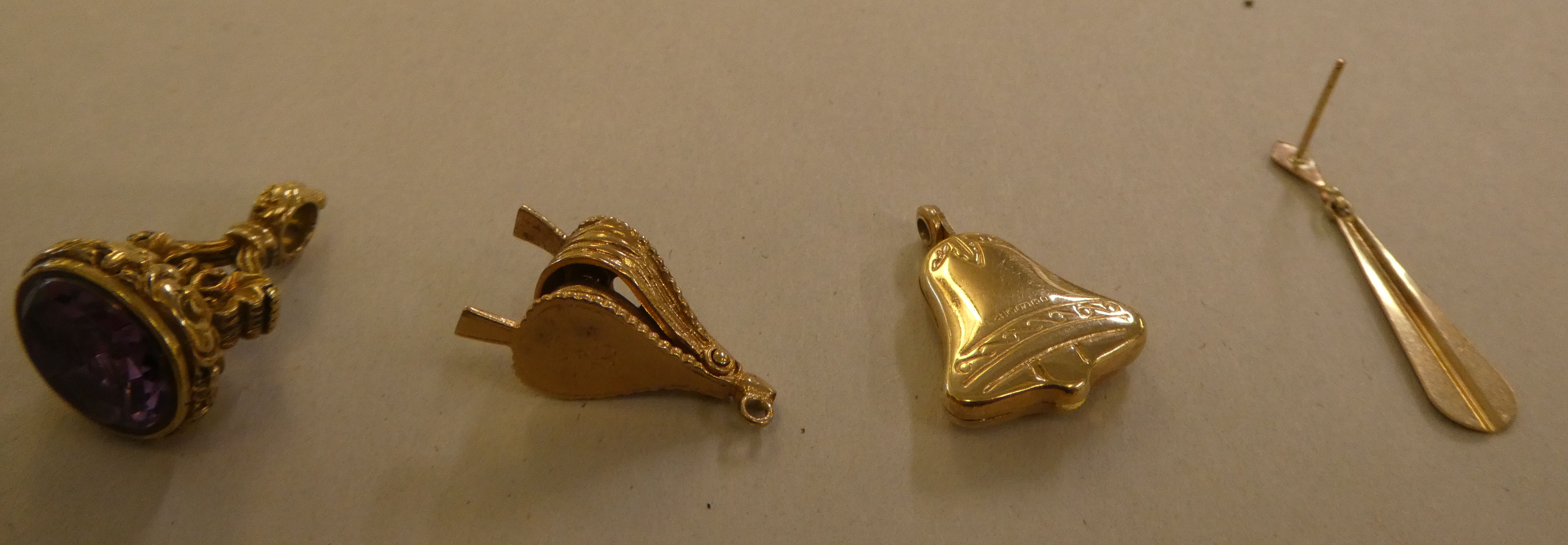 9ct gold, gold coloured and other metal bracelet charms - Image 6 of 9