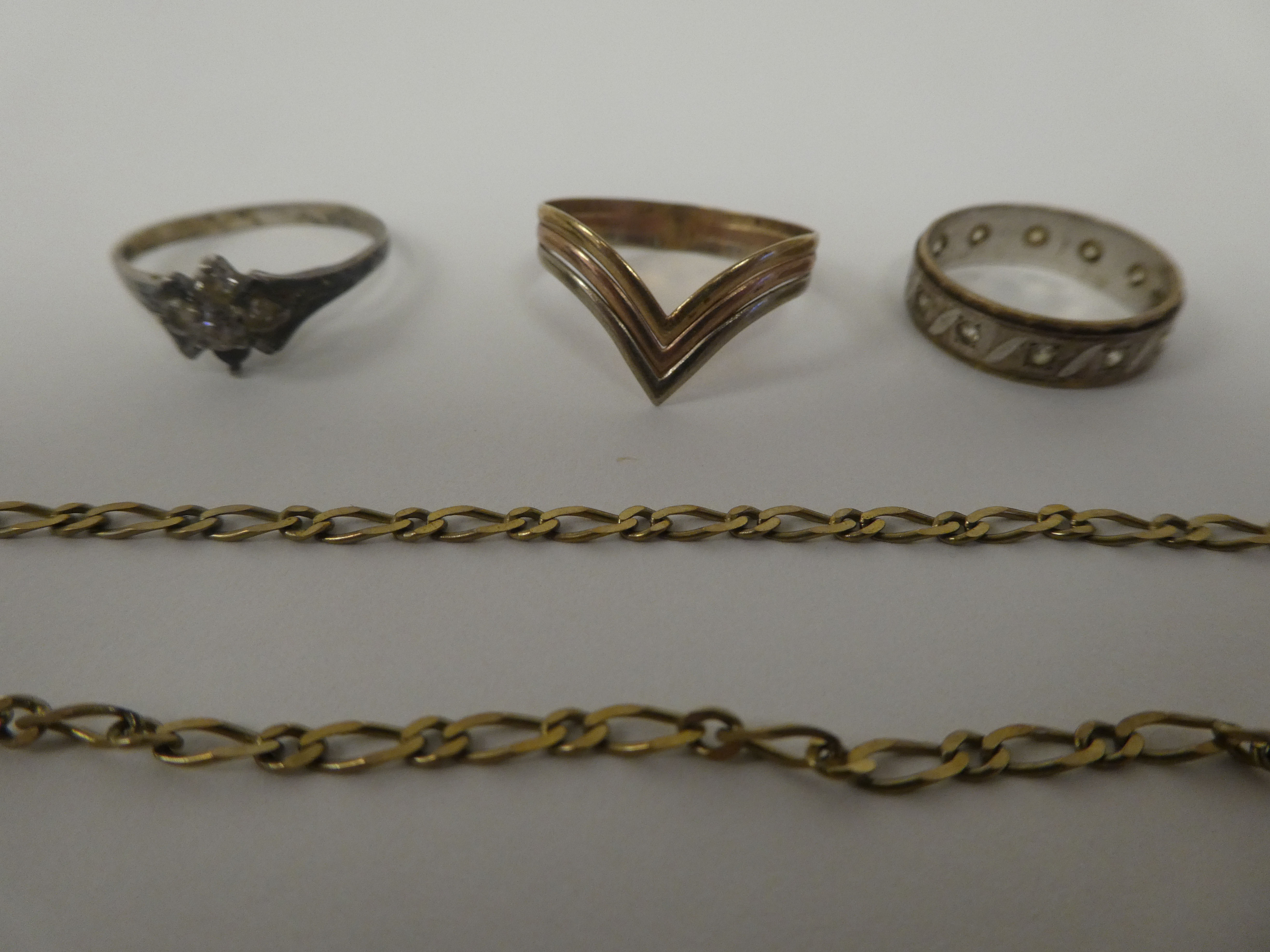 Items of personal ornament: to include a 9ct bi-coloured gold wishbone ring - Image 4 of 4
