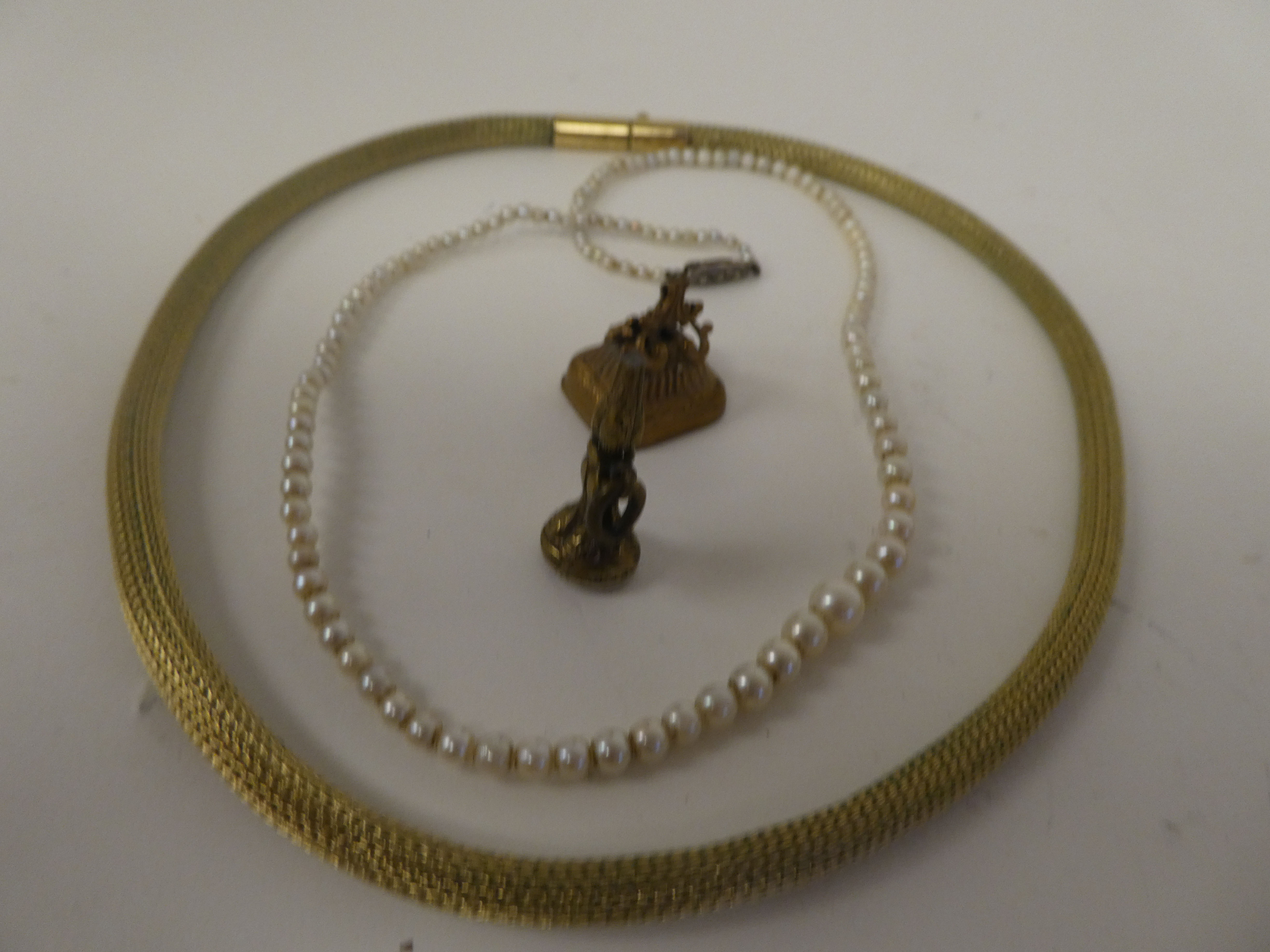 Costume jewellery: to include necklaces; brooches; and rings - Image 8 of 15