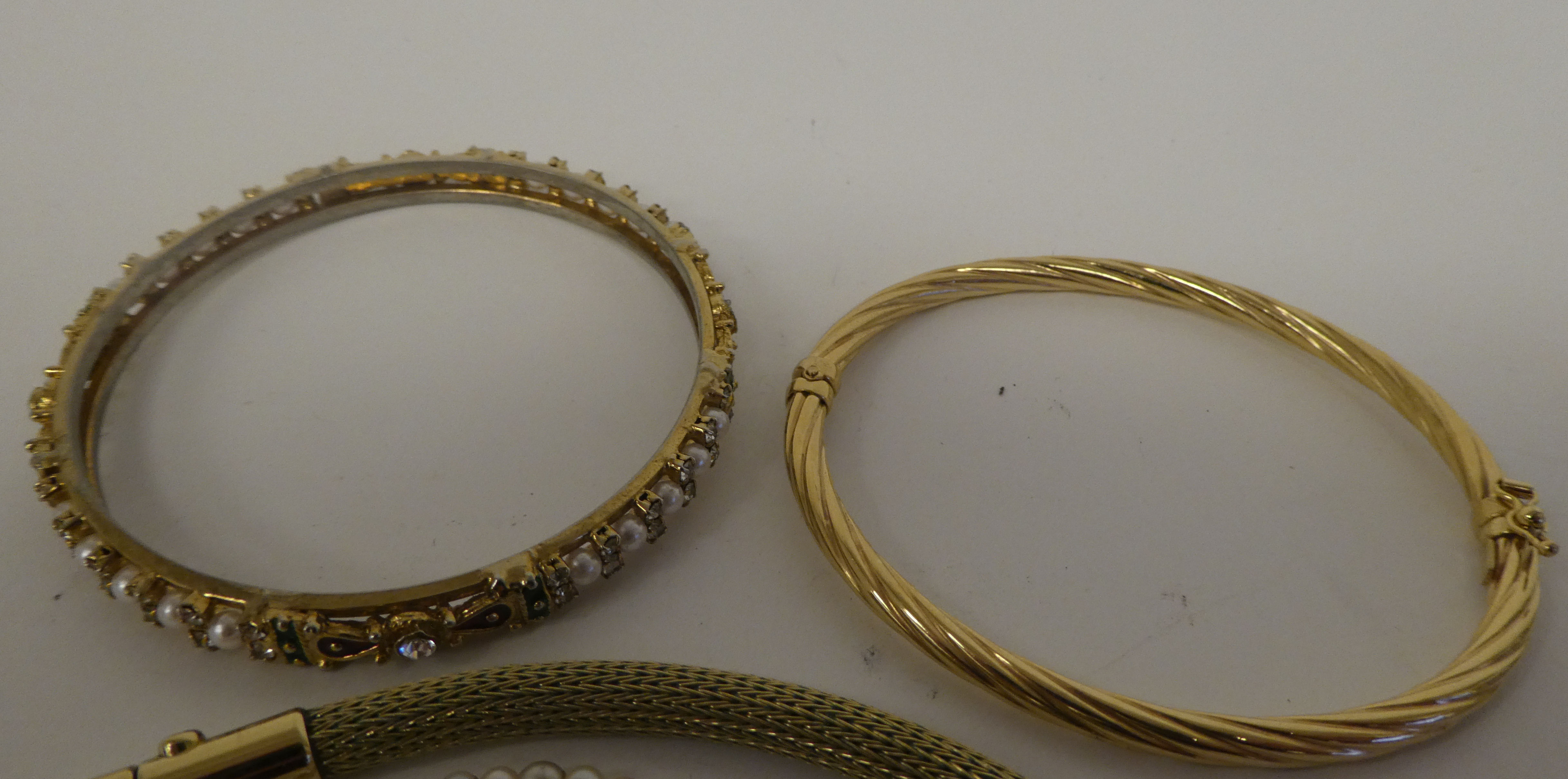 Costume jewellery: to include necklaces; brooches; and rings - Image 3 of 15