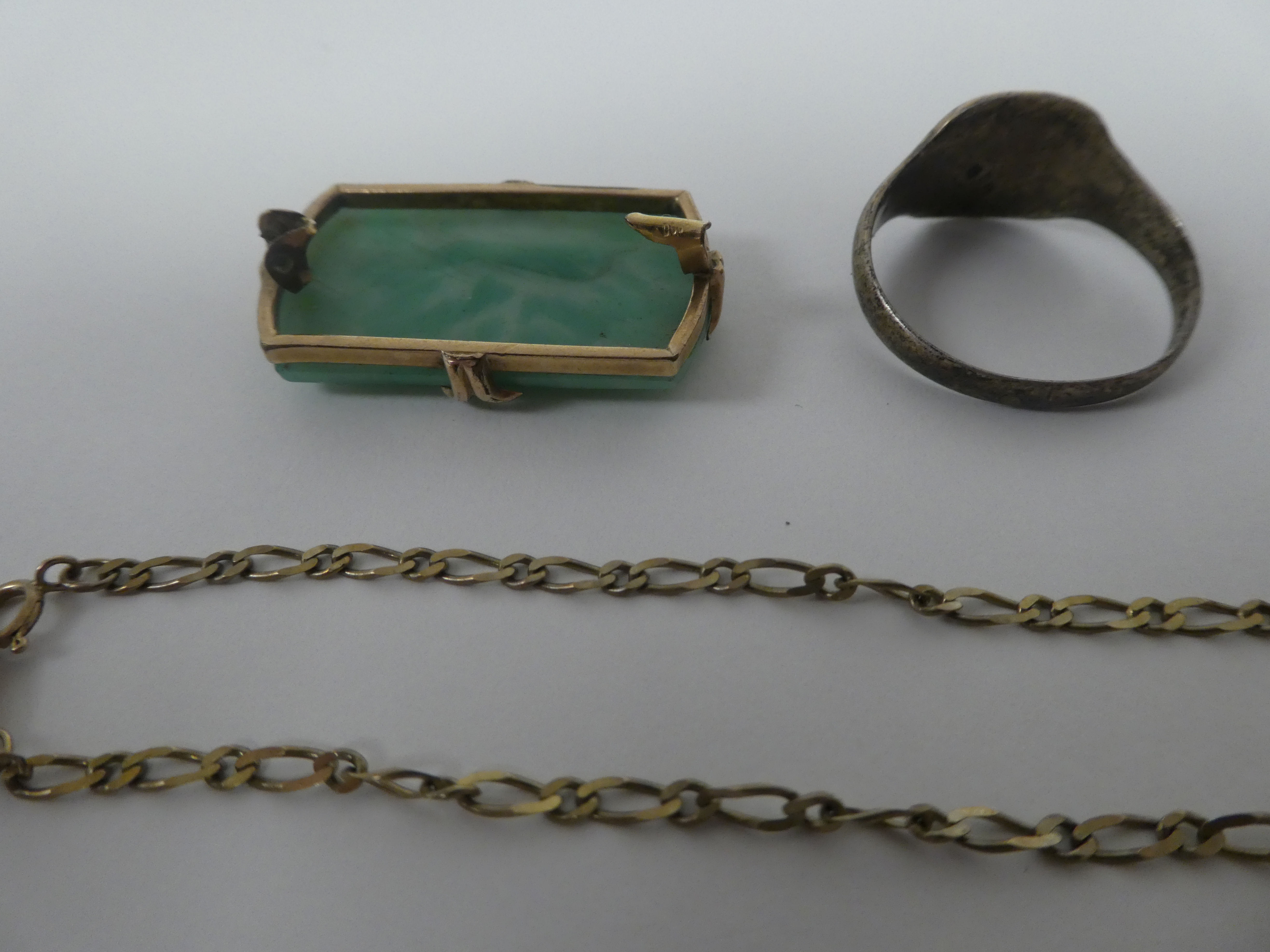 Items of personal ornament: to include a 9ct bi-coloured gold wishbone ring - Image 3 of 4