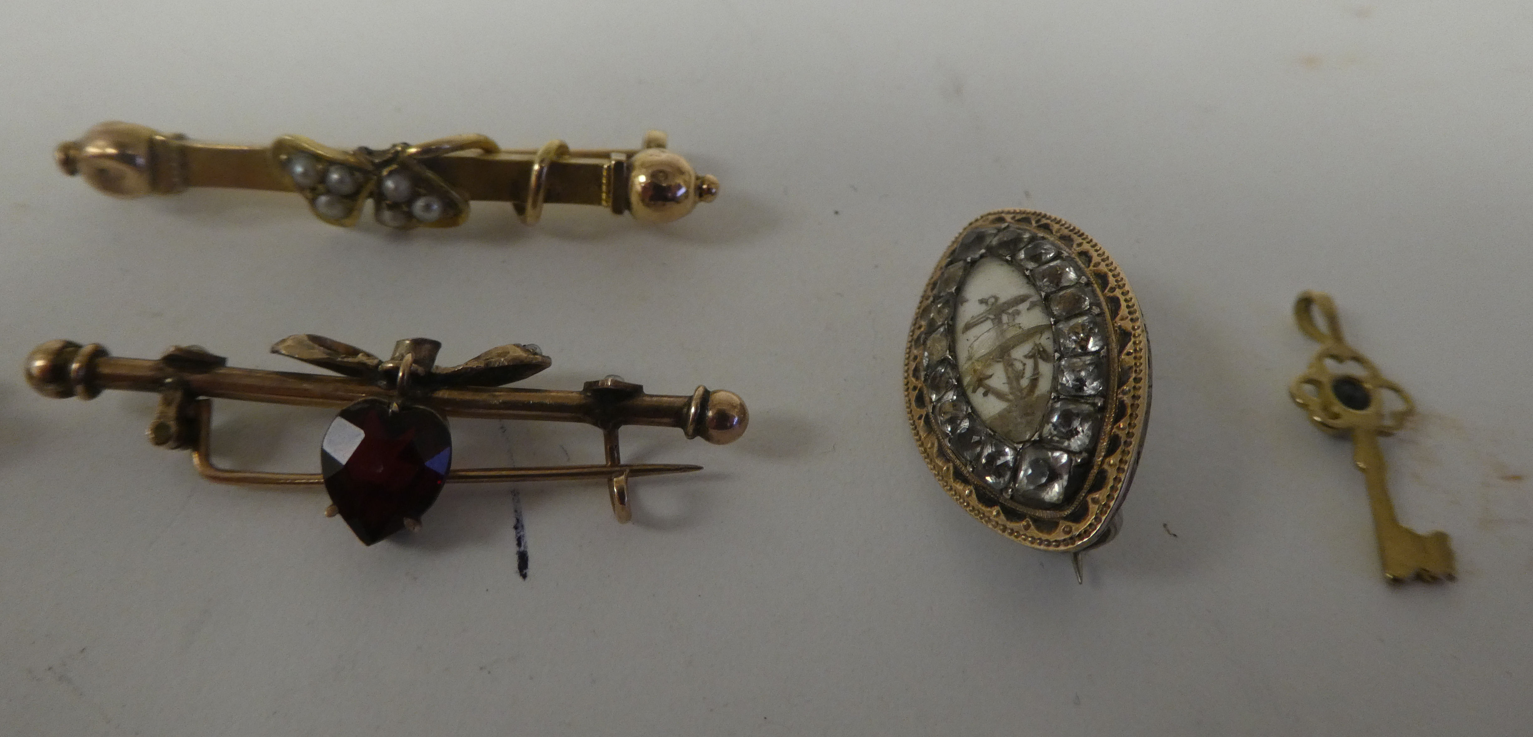Yellow and gold coloured metal items of personal ornament: to include bar brooches - Image 3 of 4