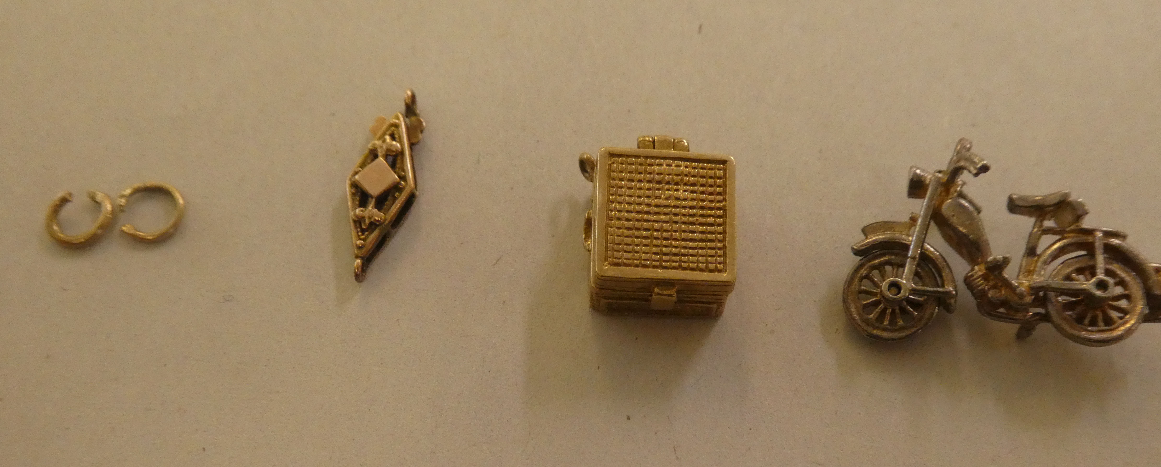 9ct gold, gold coloured and other metal bracelet charms - Image 5 of 9