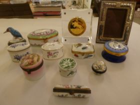 Small collectables: to include porcelain trinket boxes; and a bi-coloured metal photograph frame  5"