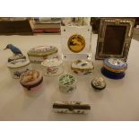 Small collectables: to include porcelain trinket boxes; and a bi-coloured metal photograph frame  5"