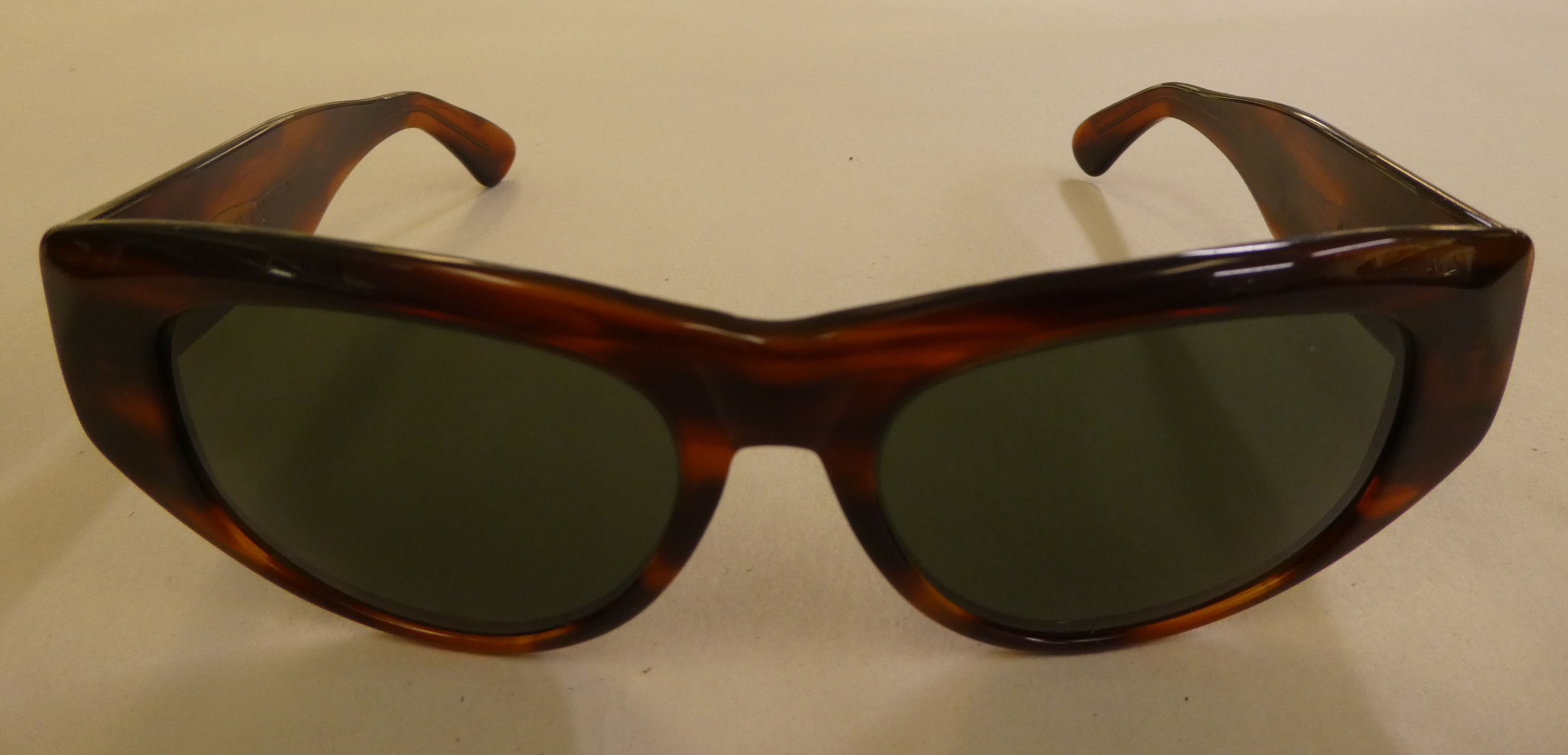 Sunglasses, viz. a pair of Ray-Ban in brown simulated tortoiseshell, in protective cover; and a pair - Image 6 of 8