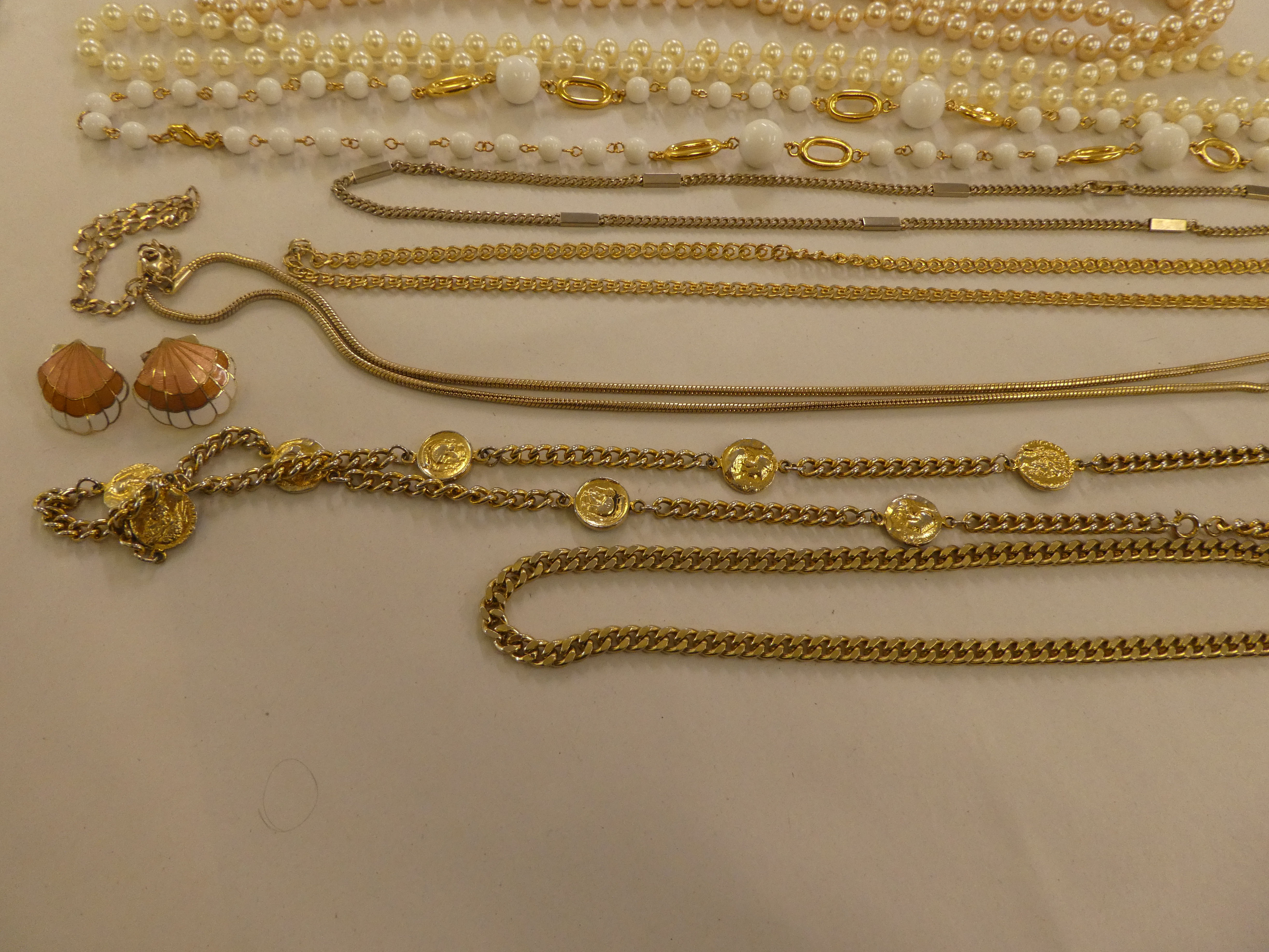 Costume jewellery and items of personal ornament: to include simulated pearls - Image 8 of 11