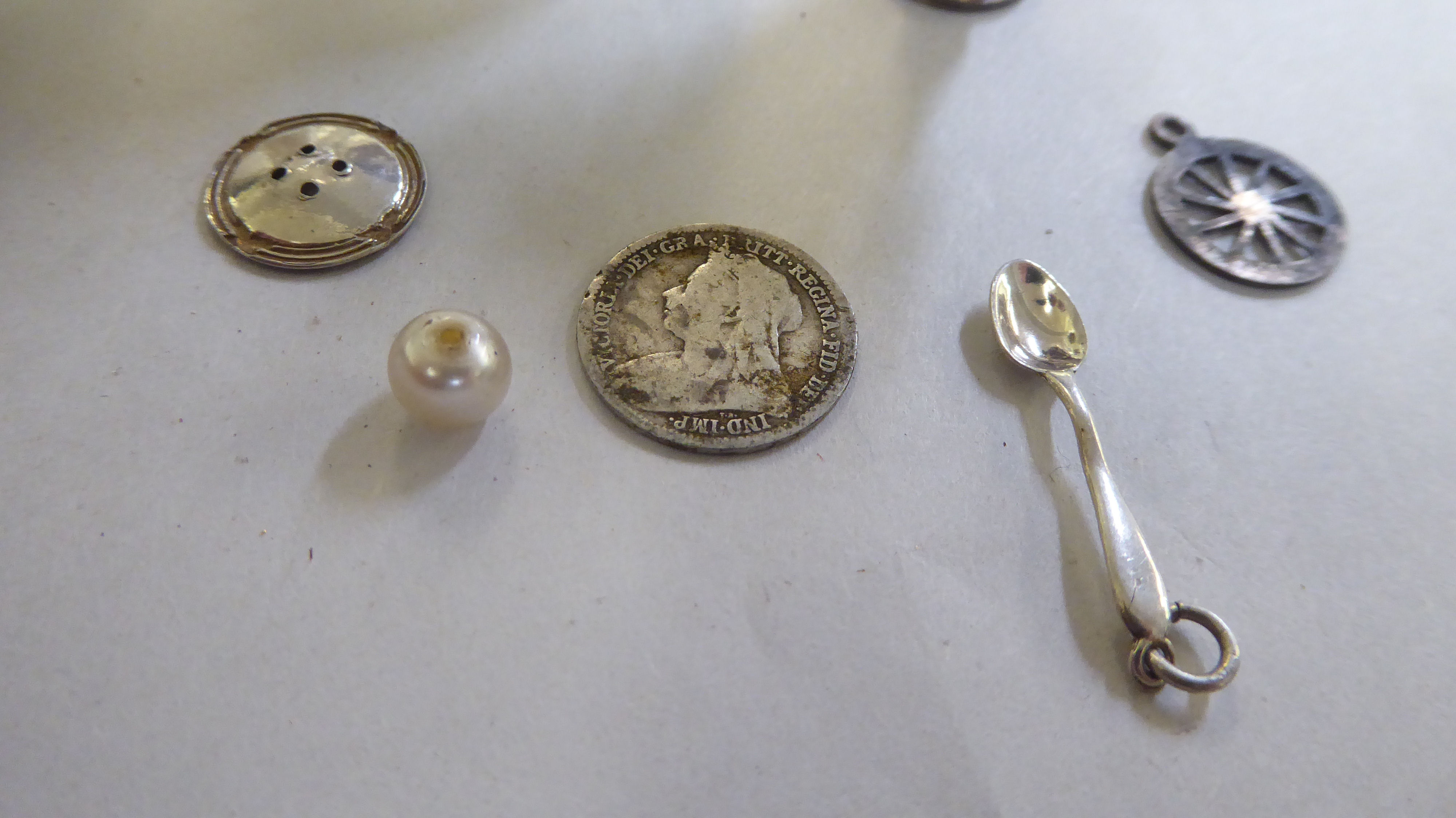 Silver and white metal collectables: to include a late Victorian pill box  London 1896 - Image 4 of 9