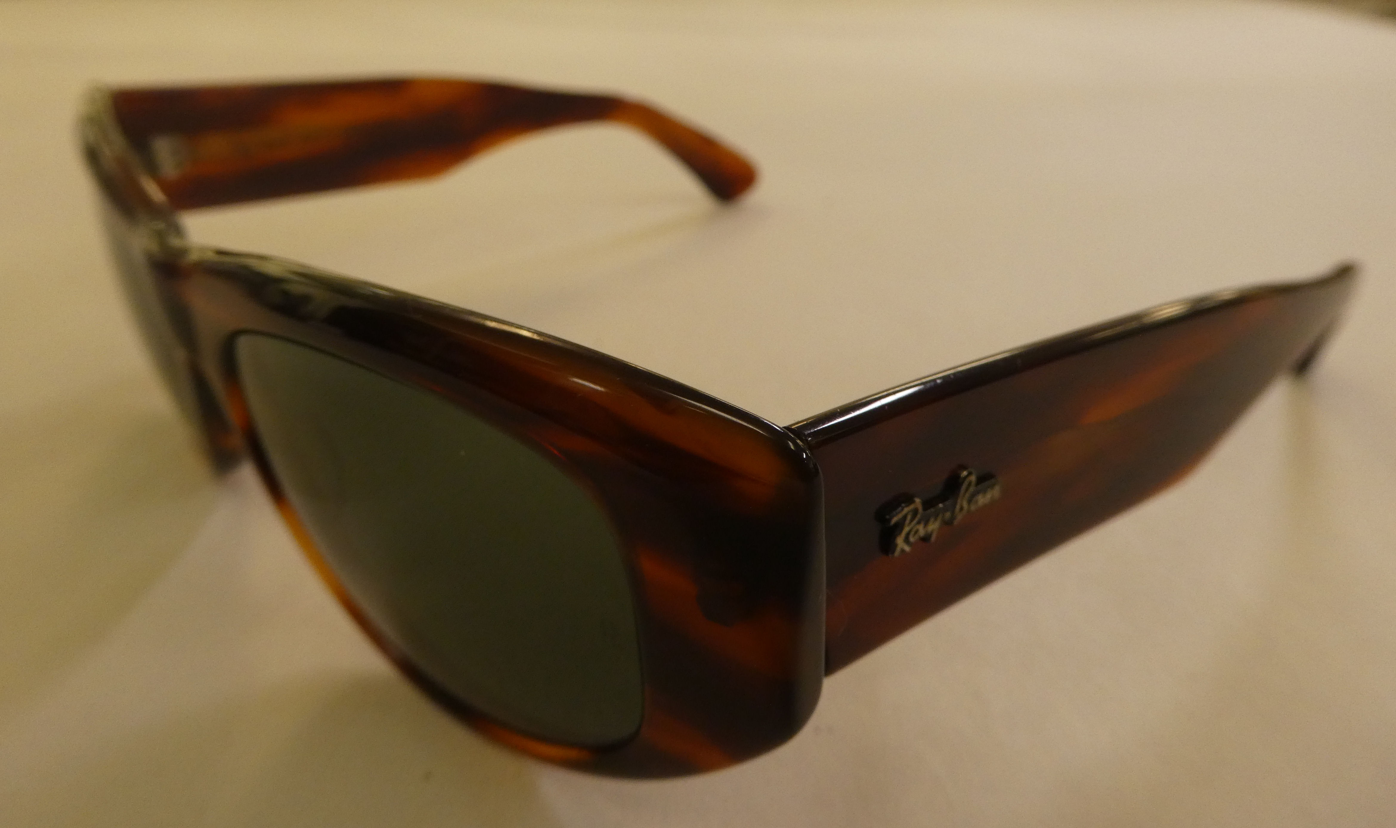 Sunglasses, viz. a pair of Ray-Ban in brown simulated tortoiseshell, in protective cover; and a pair - Image 5 of 8