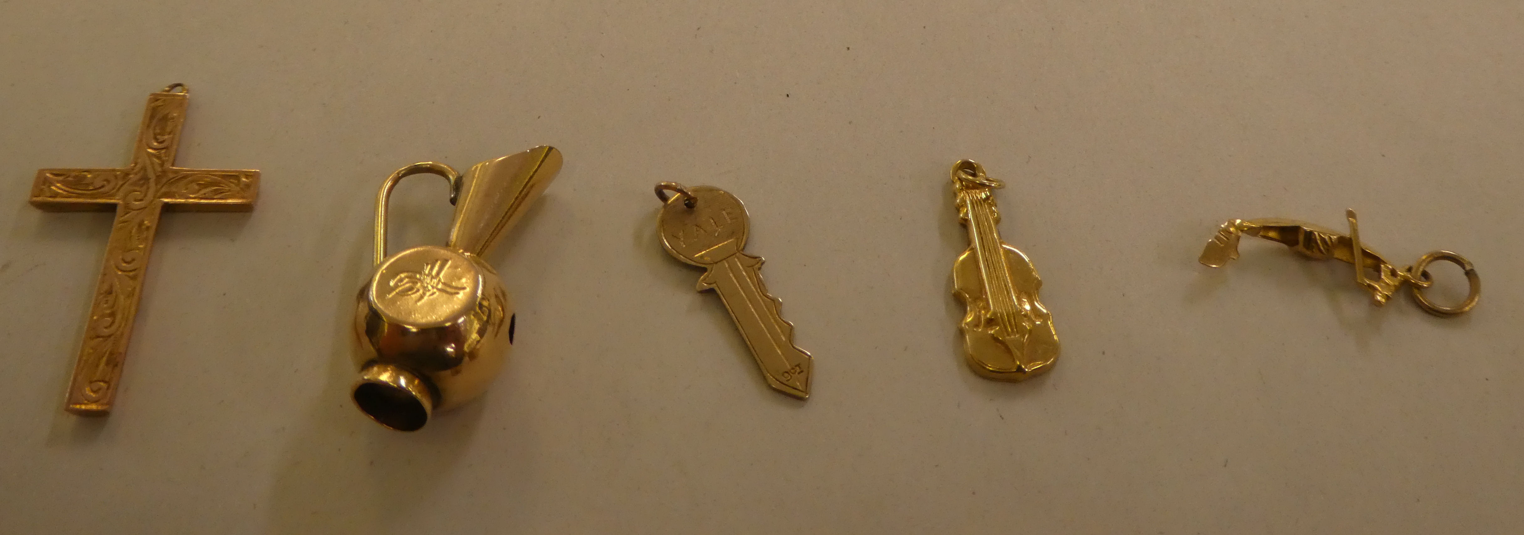 9ct gold, gold coloured and other metal bracelet charms - Image 7 of 9