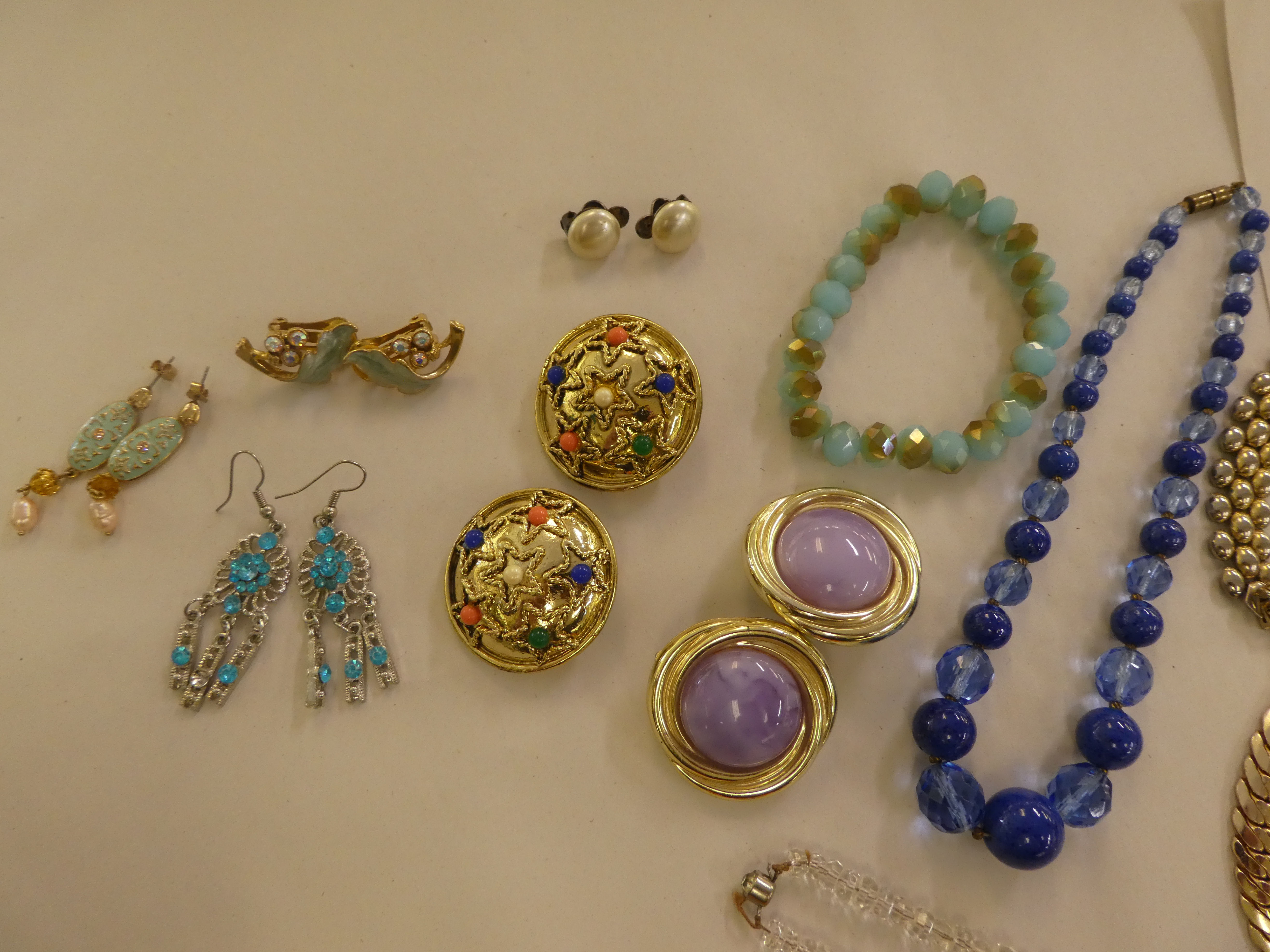 Costume jewellery and items of personal ornament: to include simulated pearls - Image 5 of 11