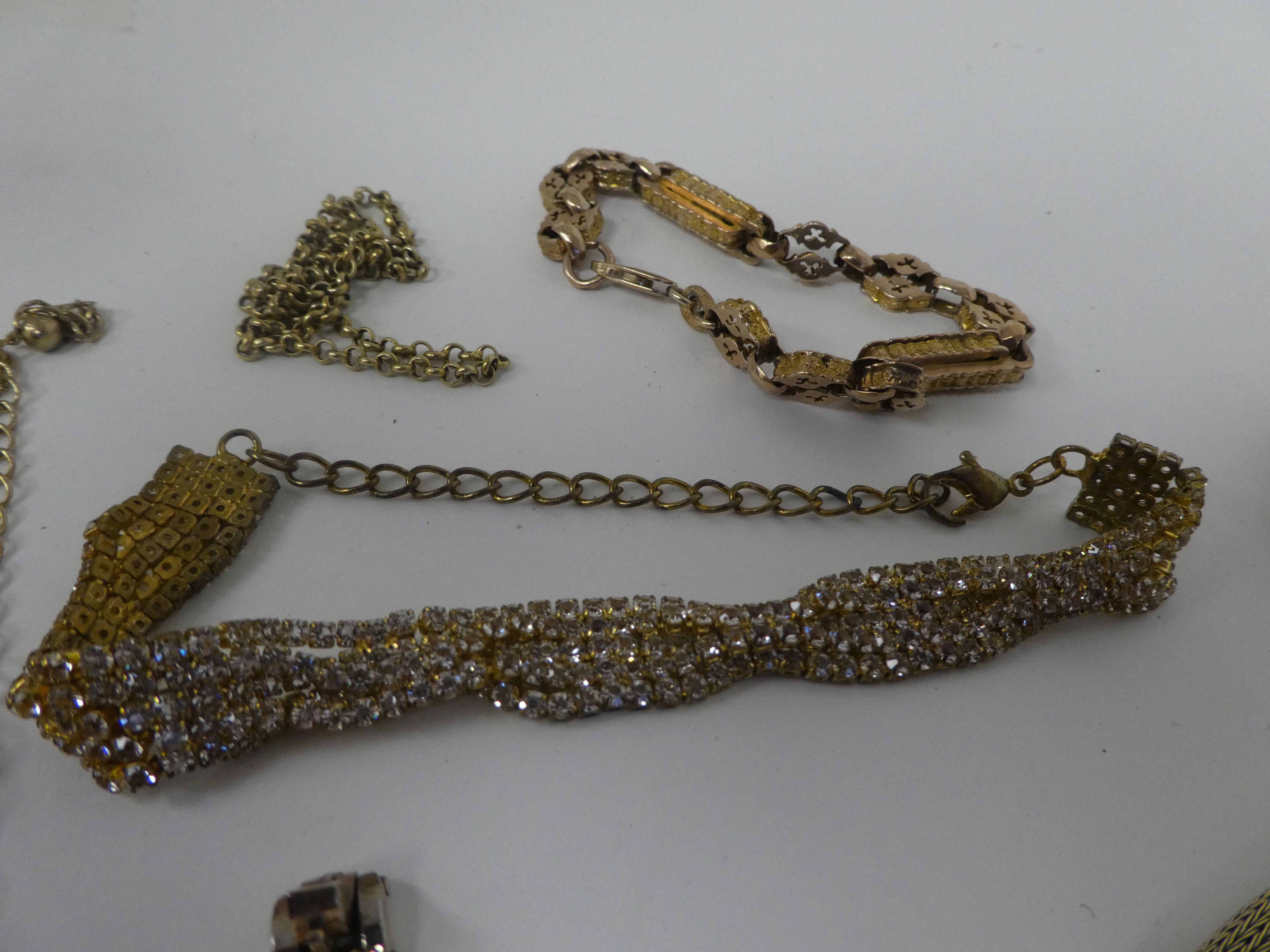 Costume jewellery: to include necklaces; brooches; and rings - Image 2 of 15