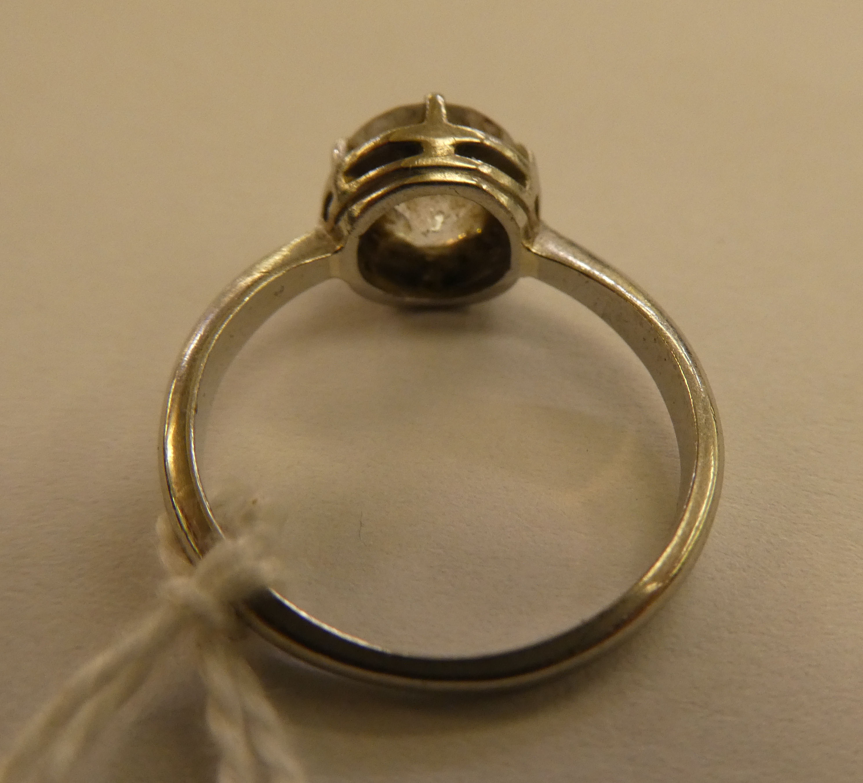 A (probably) platinum diamond solitaire, measures approx. 1.3 carat - Bild 4 aus 7