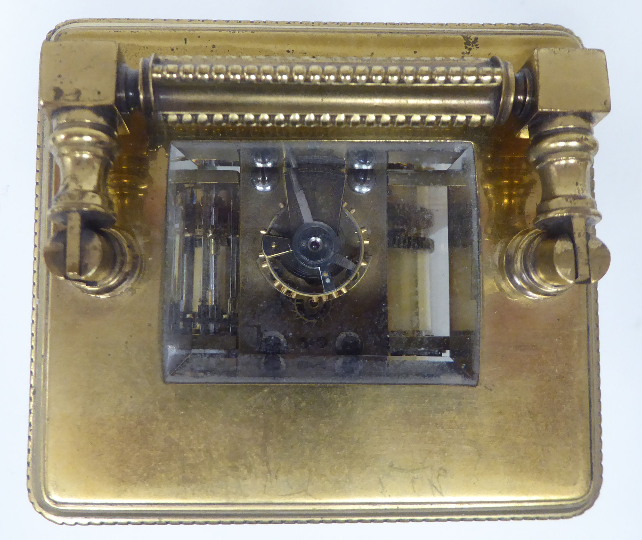 A mid 20thC lacquered brass cased carriage clock with bead bordered ornament, bevelled glass - Bild 3 aus 7