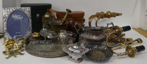 A mixed lot: to include modern brass twin branch appliques  10"h; and novelty table lighters