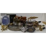 A mixed lot: to include modern brass twin branch appliques  10"h; and novelty table lighters