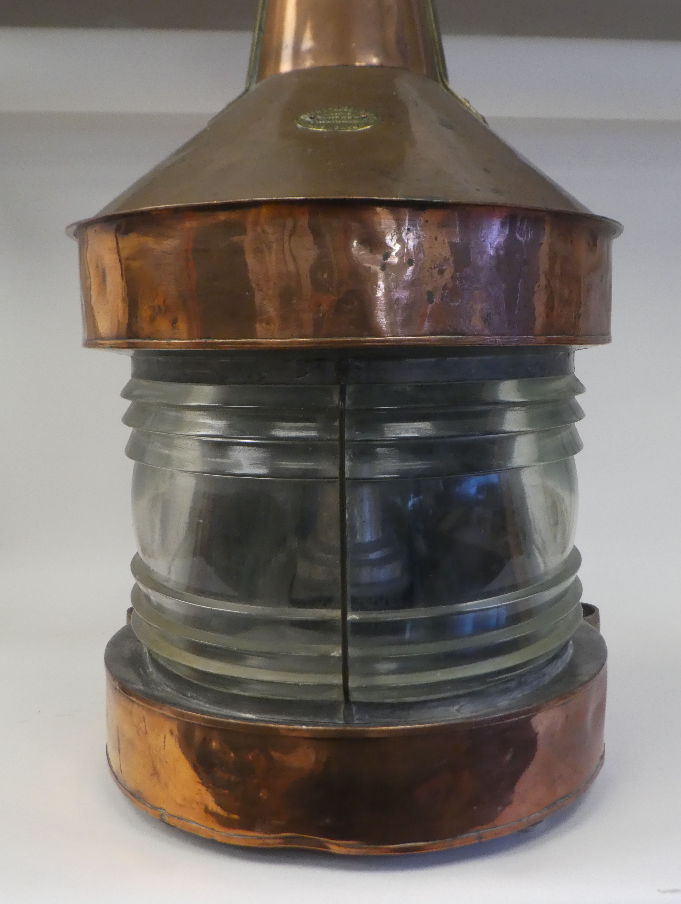 An early 20thC copper and brass cased bulkhead lantern, comprising a covered chimney with a - Image 4 of 9
