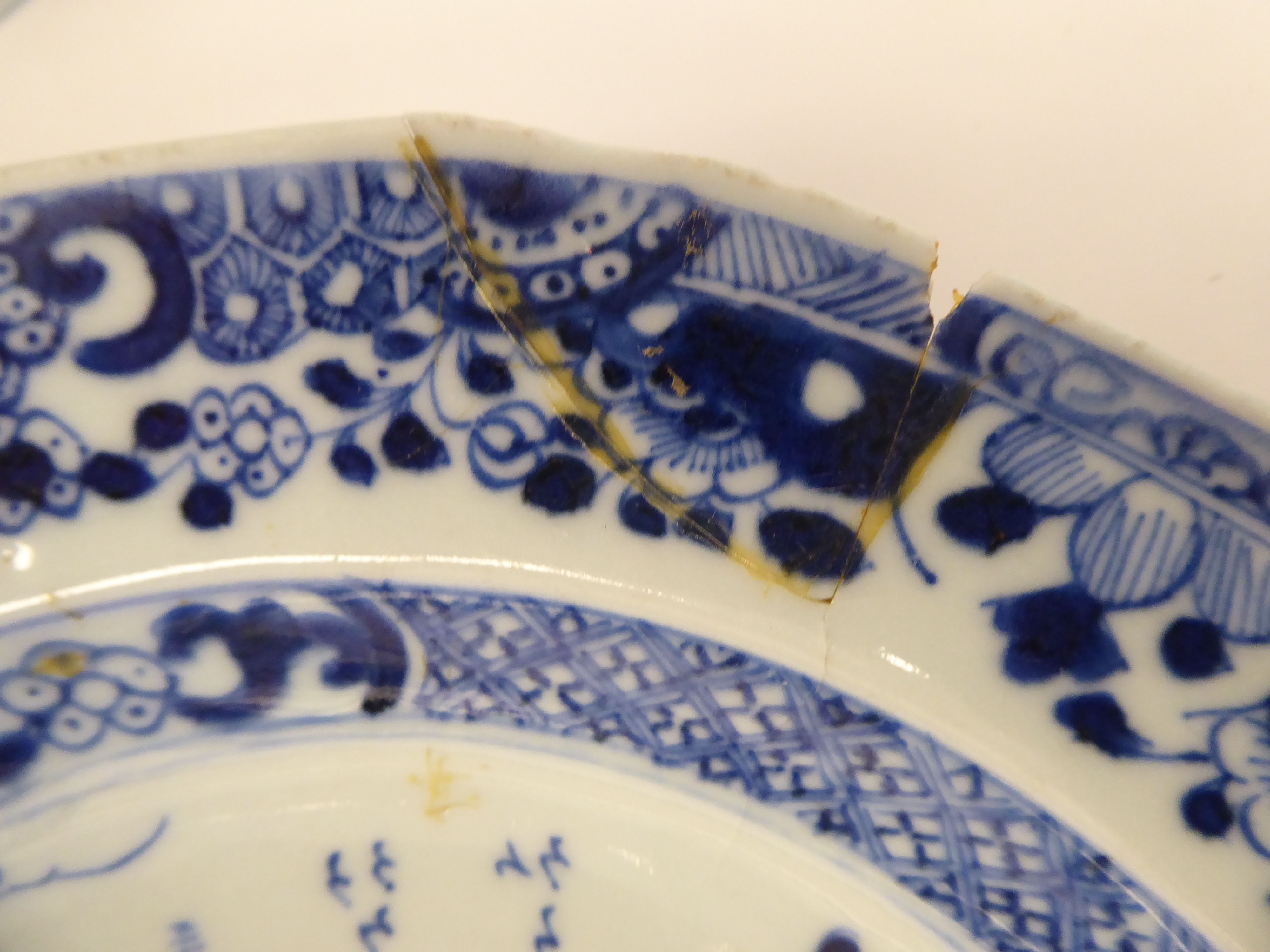 A set of six 18thC Chinese porcelain dishes of octagonal outline, decorated in blue and white with - Image 11 of 16