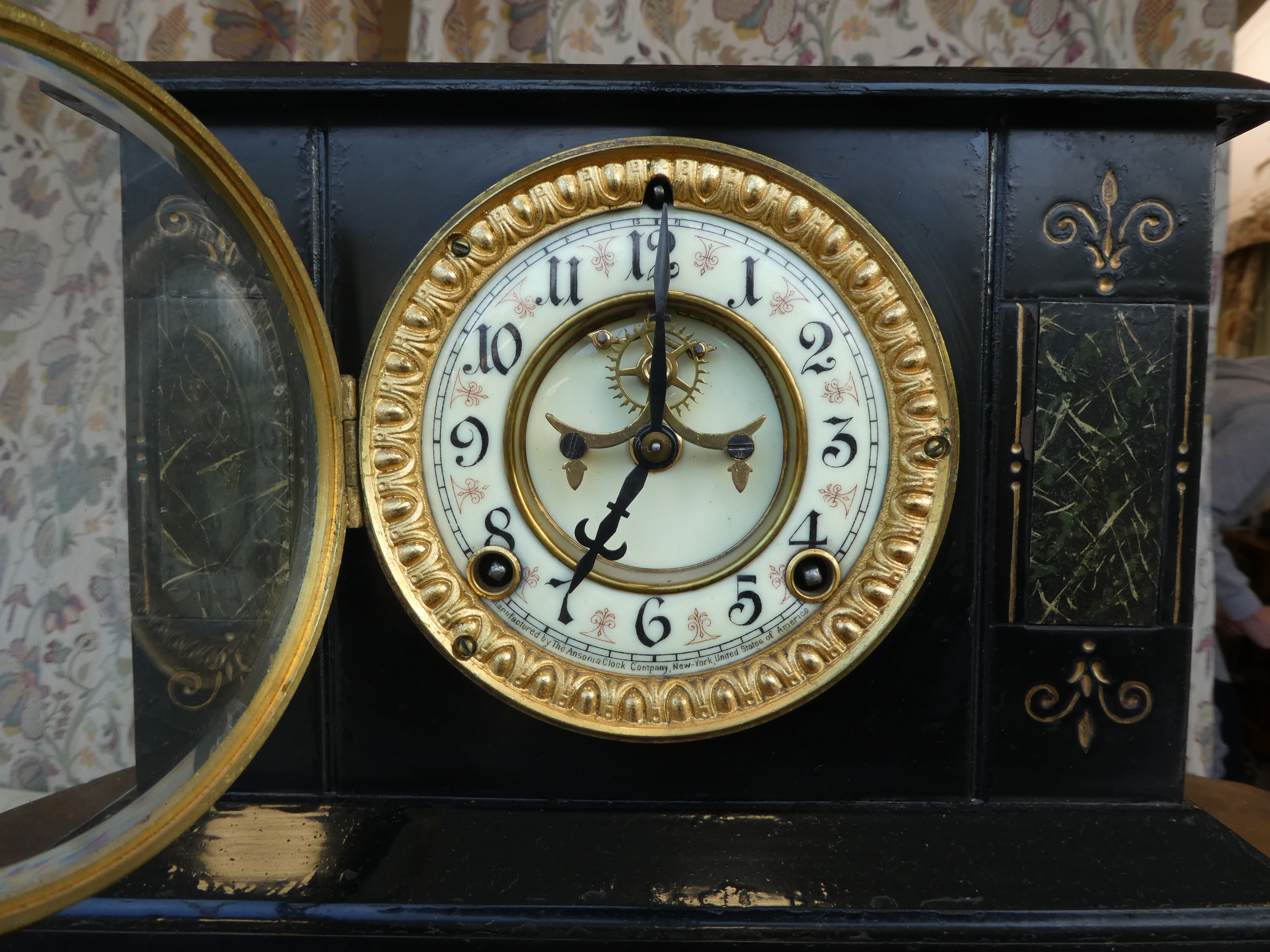 An early/mid 20thC black painted metal cased mantel clock; the movement faced by an Arabic dial, - Bild 2 aus 6