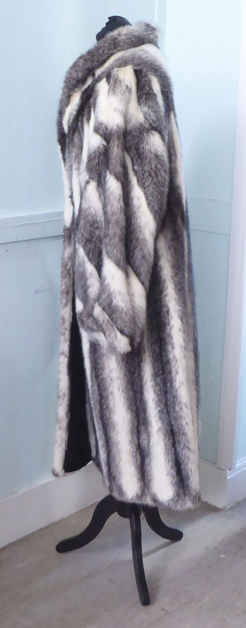 A lady's Dasco Black Cross, full-length grey and white fur coat with a rolled collar - Image 4 of 5