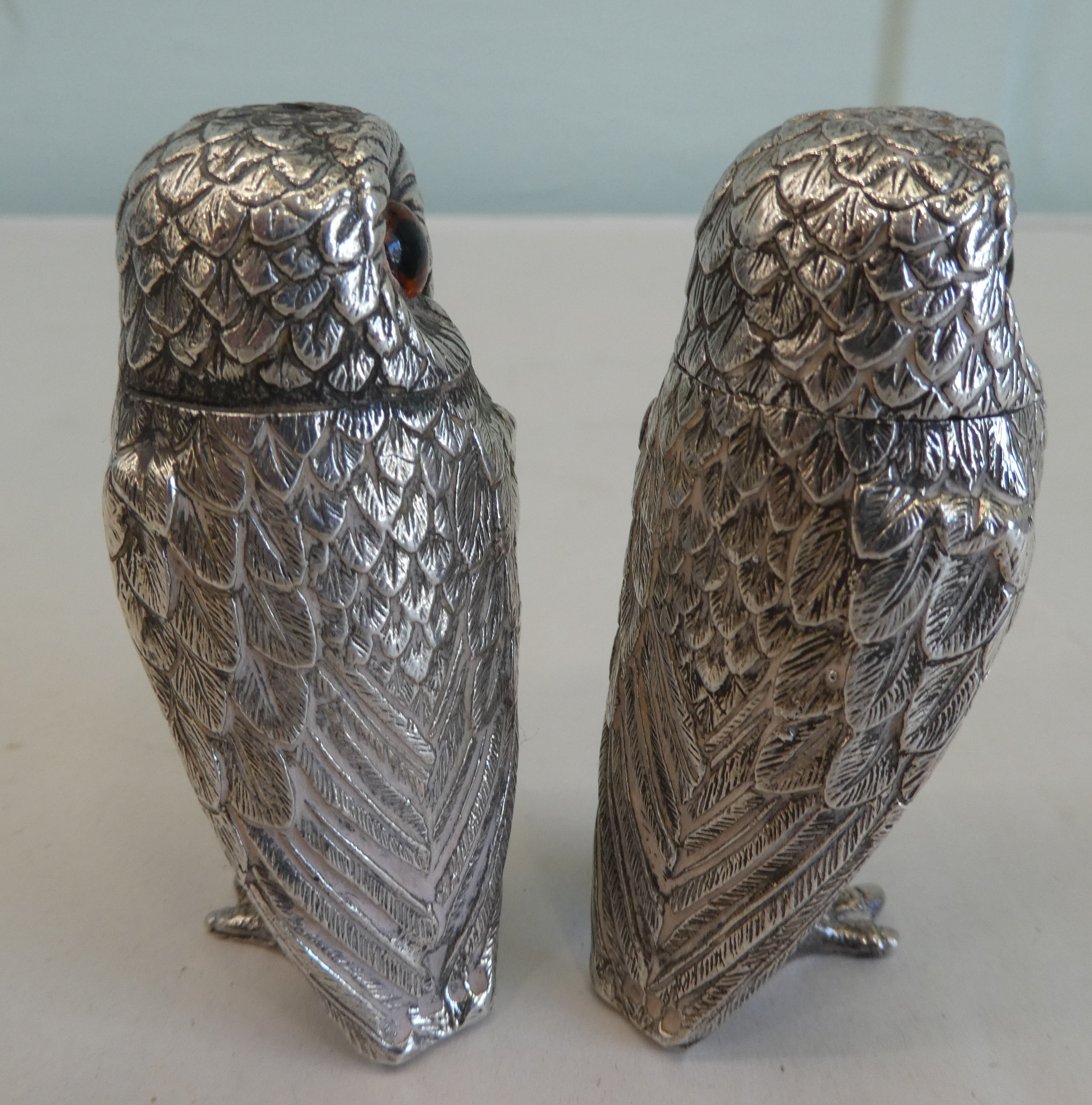 A pair of silver coloured metal novelty salt and pepper shakers, fashioned as owls - Image 2 of 3