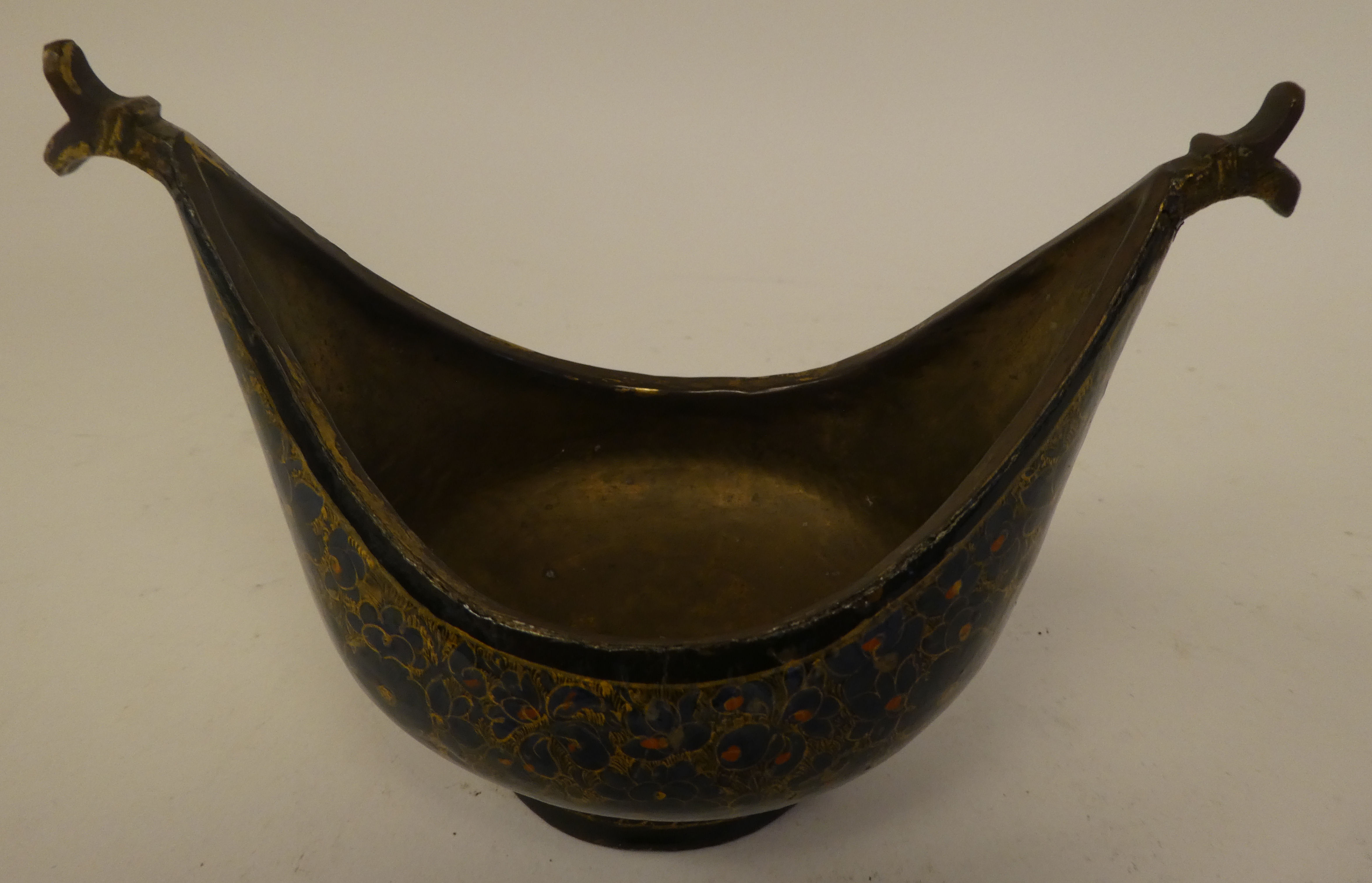 An early 20th Kashmiri gilded and lacquered, navette shape kashkul bowl (beggars bowl) 6"w - Bild 3 aus 4