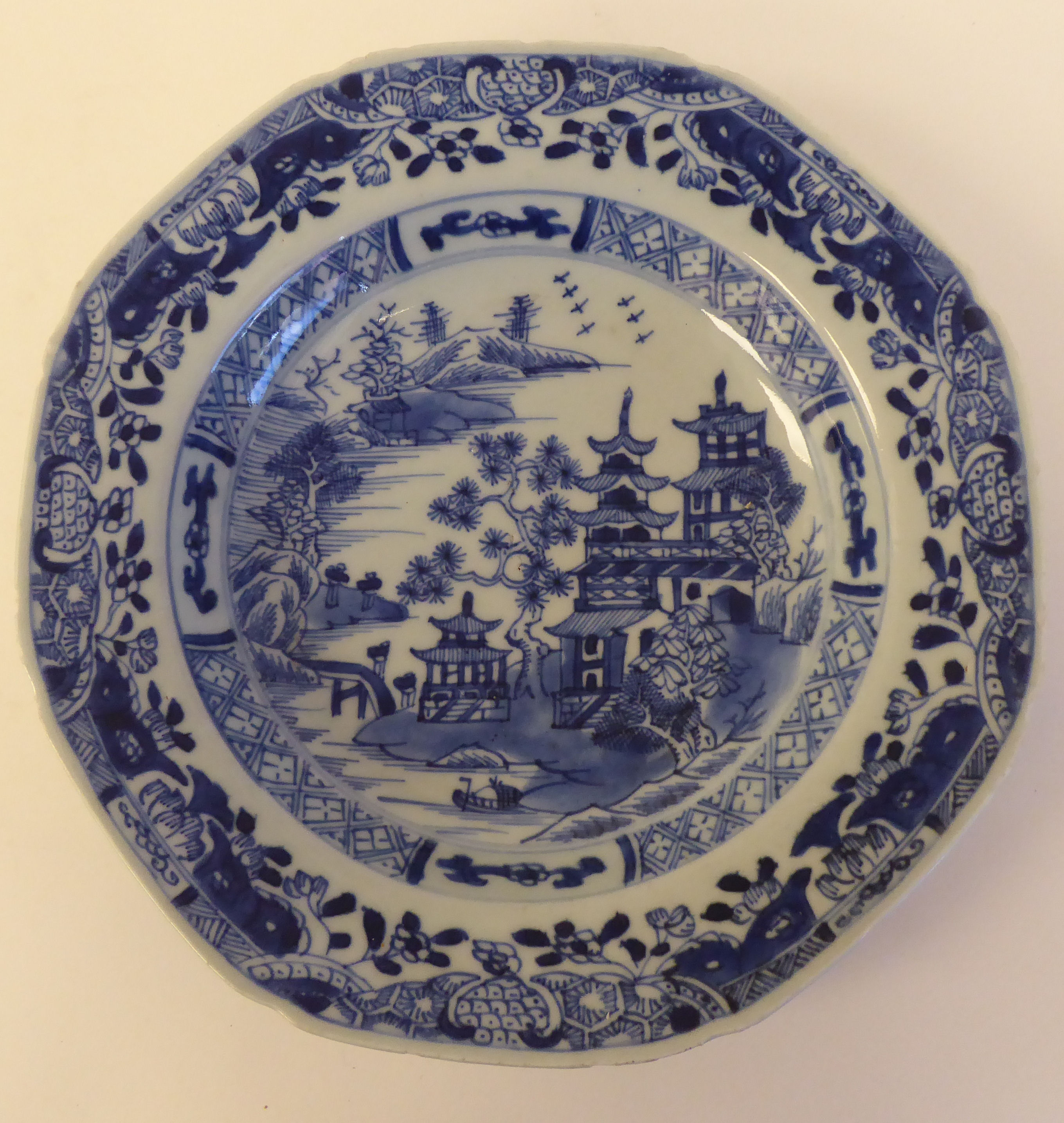 A set of six 18thC Chinese porcelain dishes of octagonal outline, decorated in blue and white with - Image 15 of 16