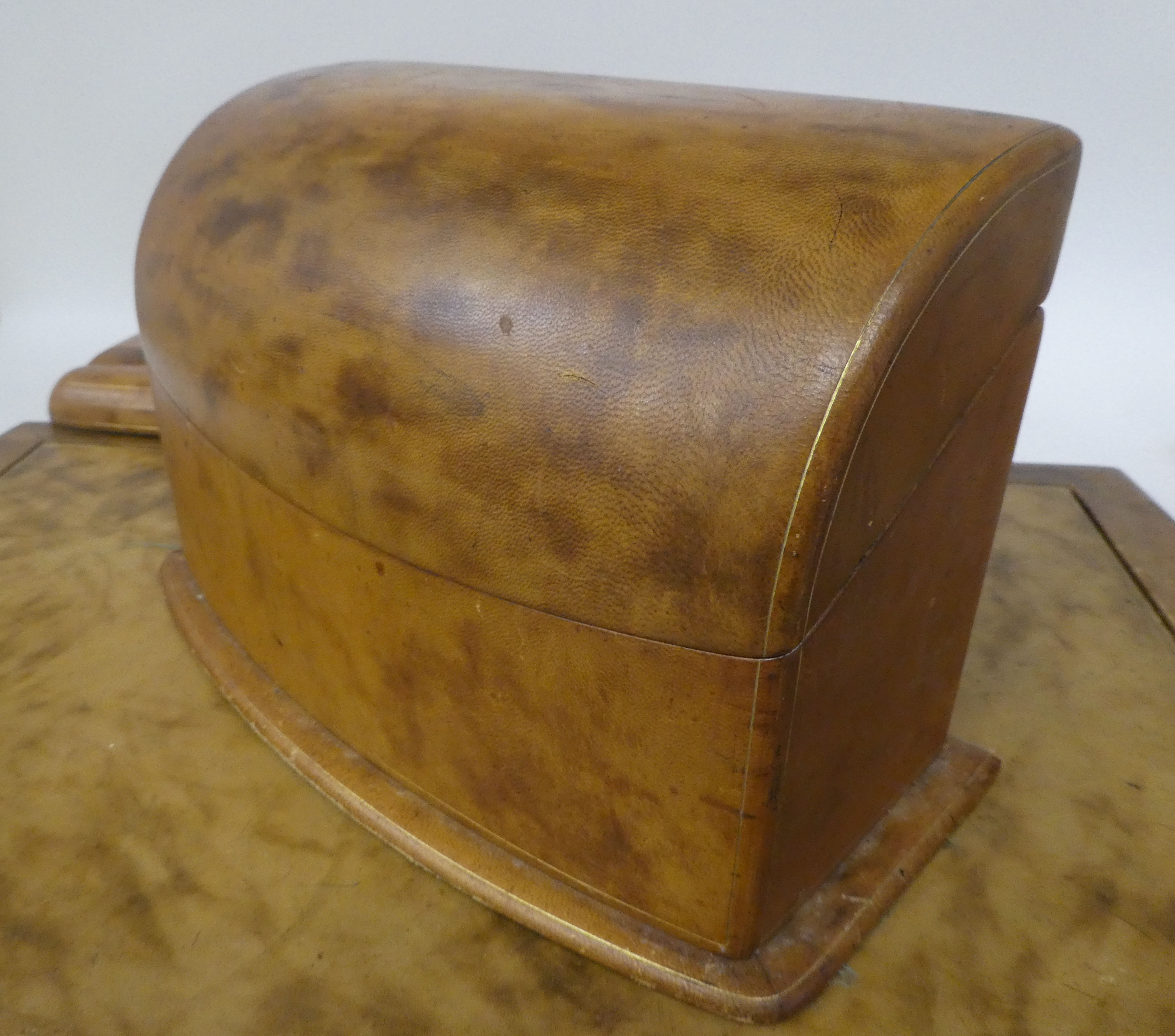 An Italian gilded and burnished mid-brown hide covered desk set, comprising a two-part blotter - Image 5 of 12