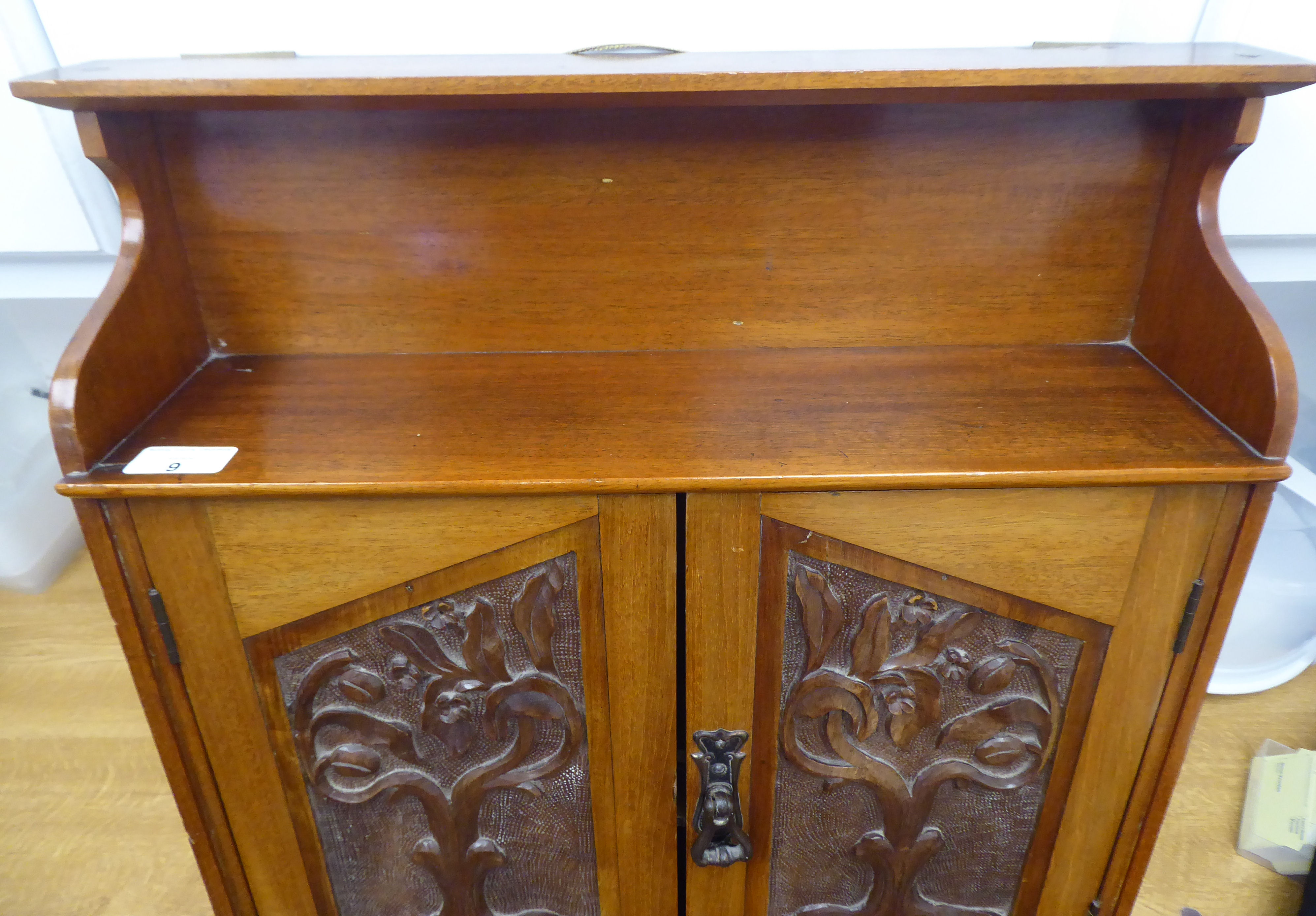 An early 20thC mahogany hanging cupboard with a display shelf, over a pair of doors, featuring Art - Image 2 of 5