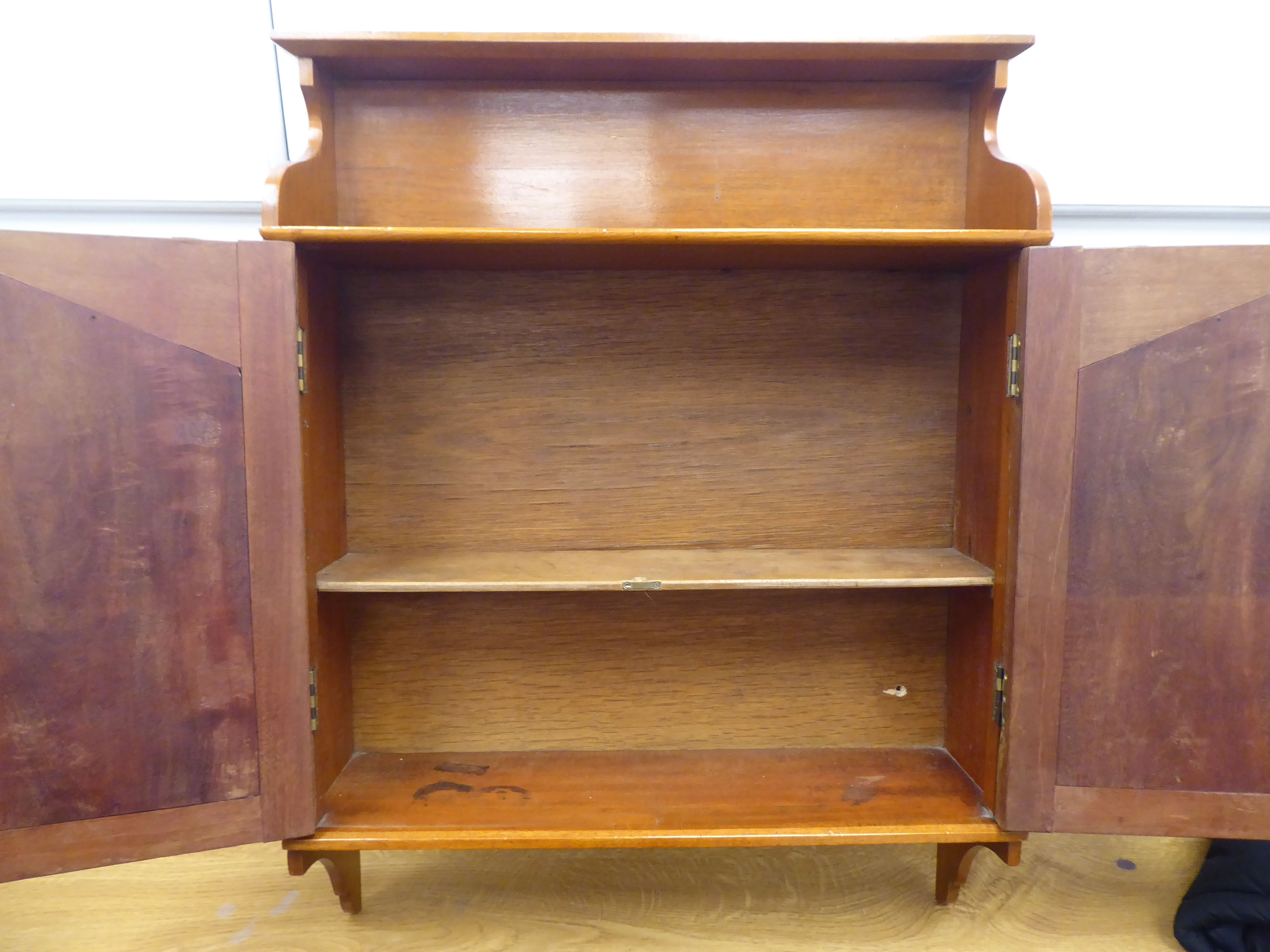 An early 20thC mahogany hanging cupboard with a display shelf, over a pair of doors, featuring Art - Image 4 of 5