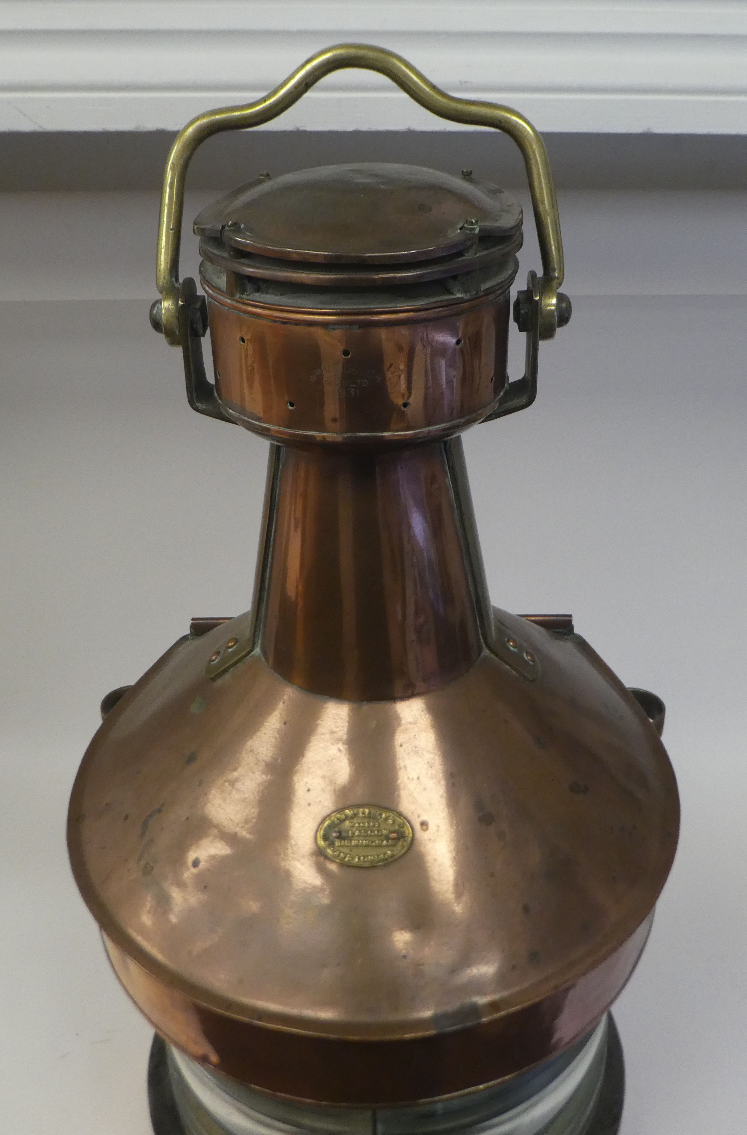 An early 20thC copper and brass cased bulkhead lantern, comprising a covered chimney with a - Image 2 of 9