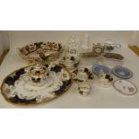 Decorative ceramics: to include a Copeland china oval centre dish, decorated in Masons Ironstone