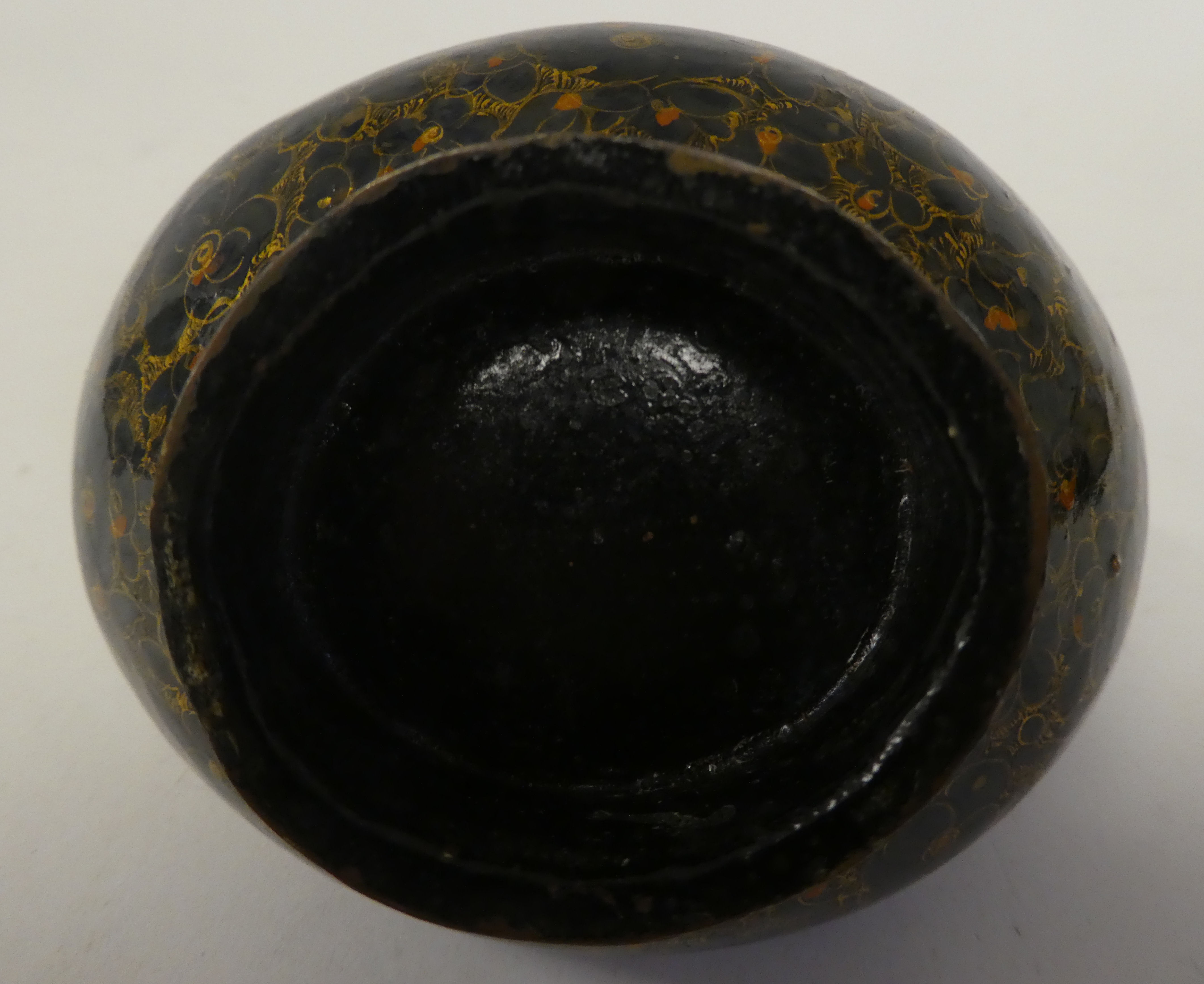 An early 20th Kashmiri gilded and lacquered, navette shape kashkul bowl (beggars bowl) 6"w - Bild 4 aus 4