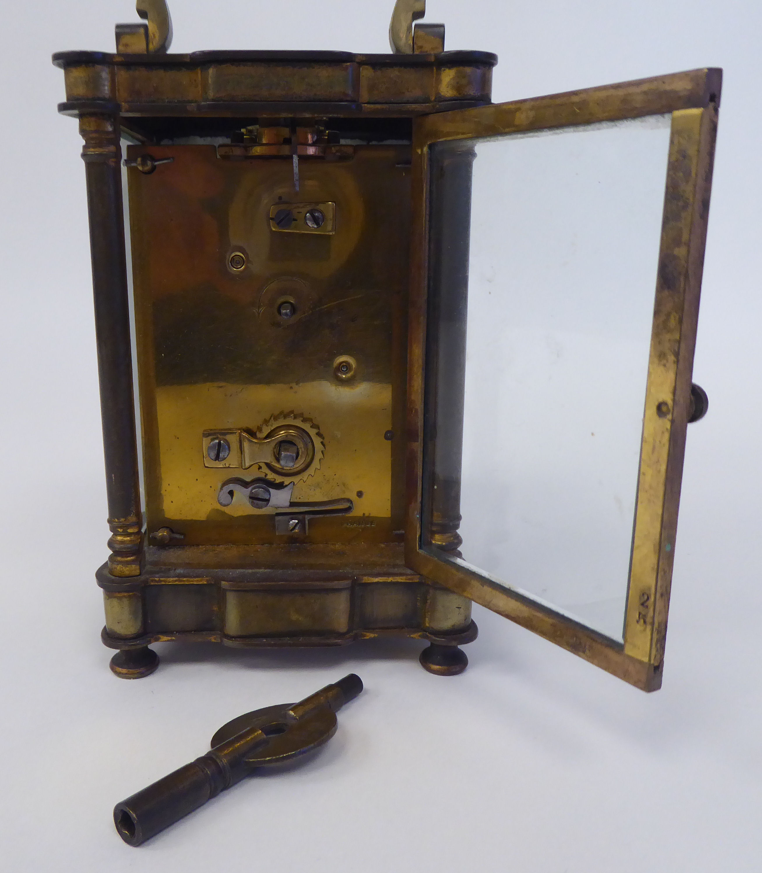 A 1920s lacquered brass cased carriage timepiece with bevelled glass panels and a folding top - Bild 5 aus 6