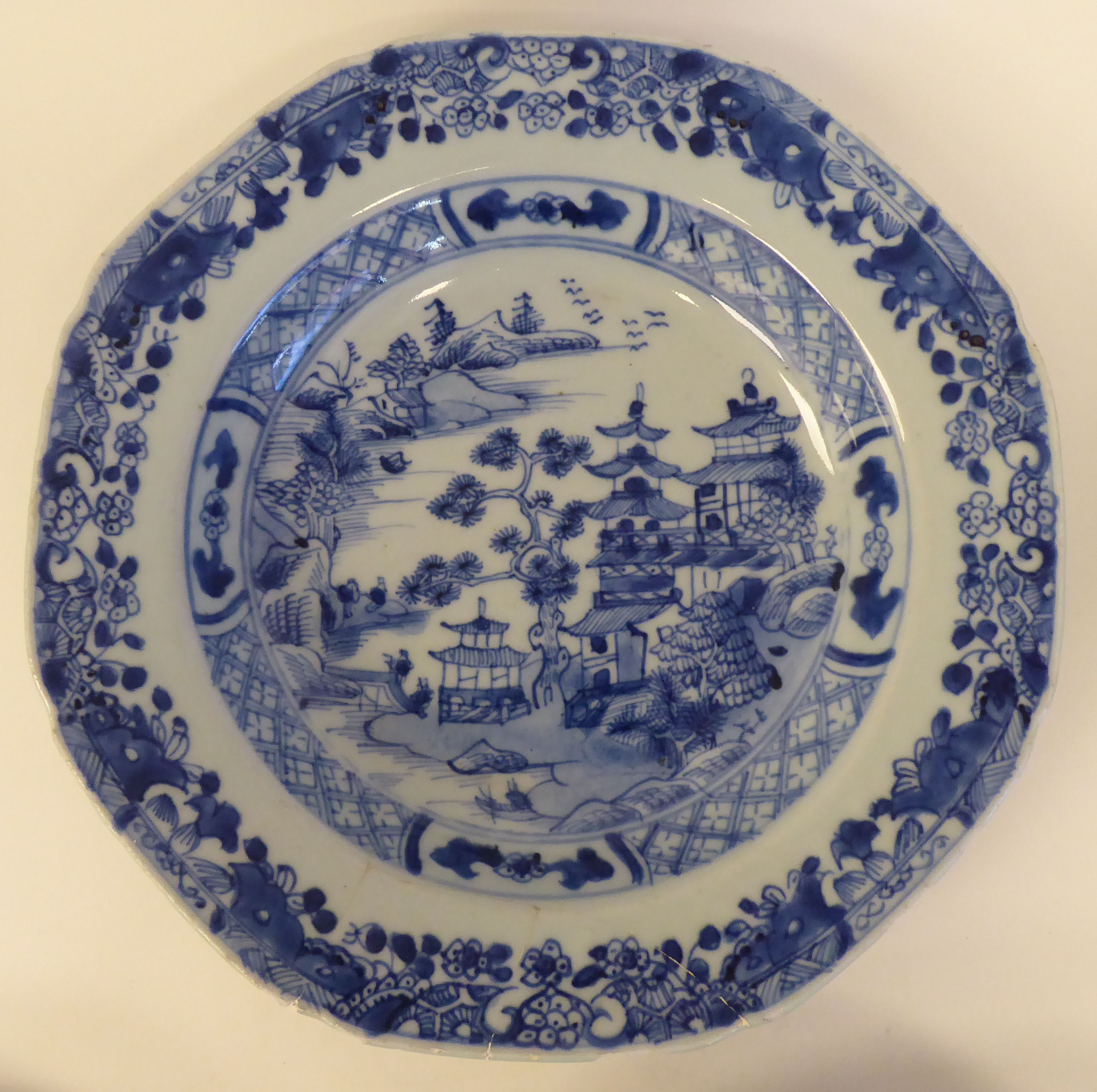 A set of six 18thC Chinese porcelain dishes of octagonal outline, decorated in blue and white with - Image 4 of 16