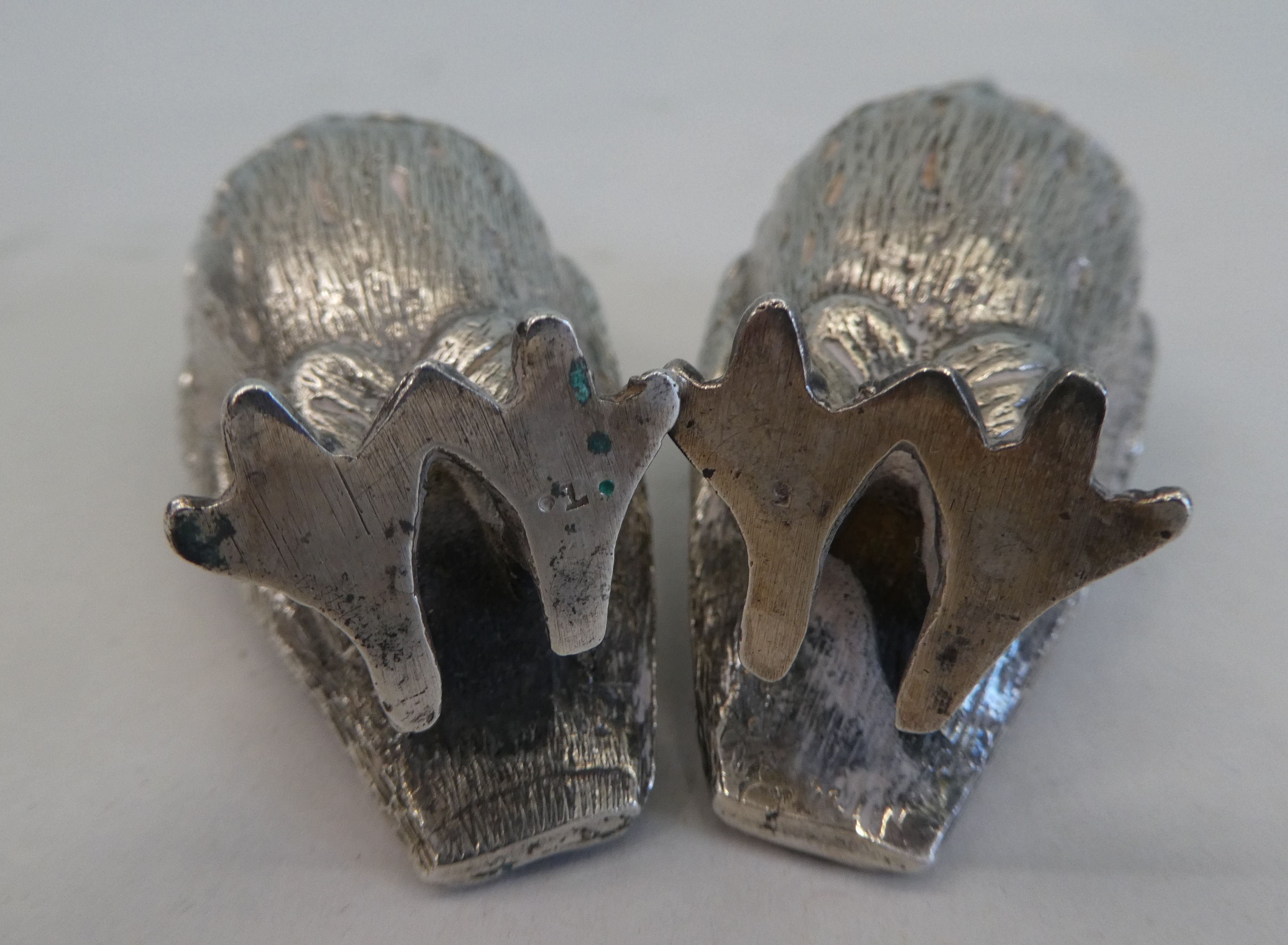 A pair of silver coloured metal novelty salt and pepper shakers, fashioned as owls - Image 3 of 3