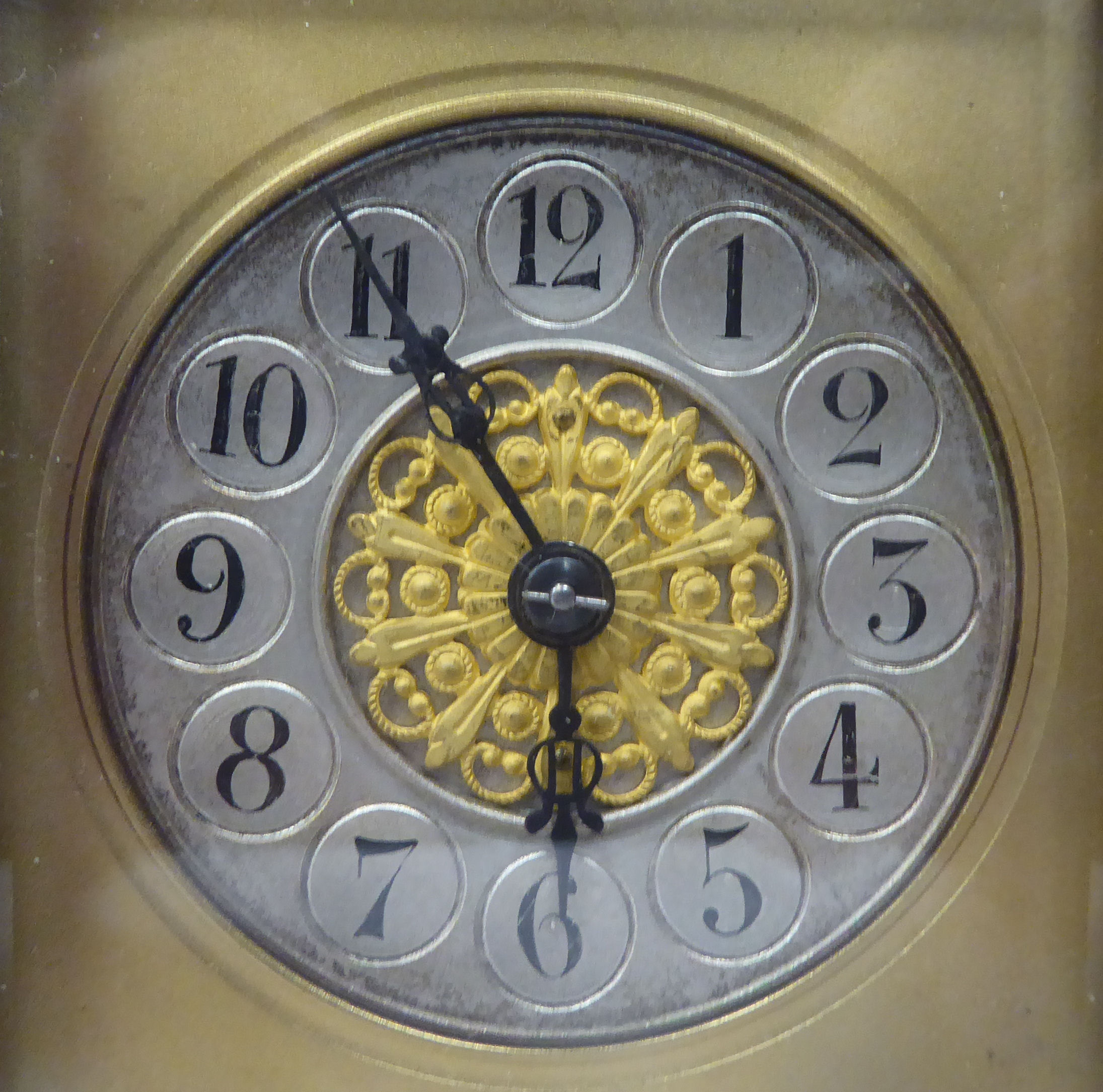 A mid 20thC lacquered brass cased carriage clock with bead bordered ornament, bevelled glass - Bild 2 aus 7