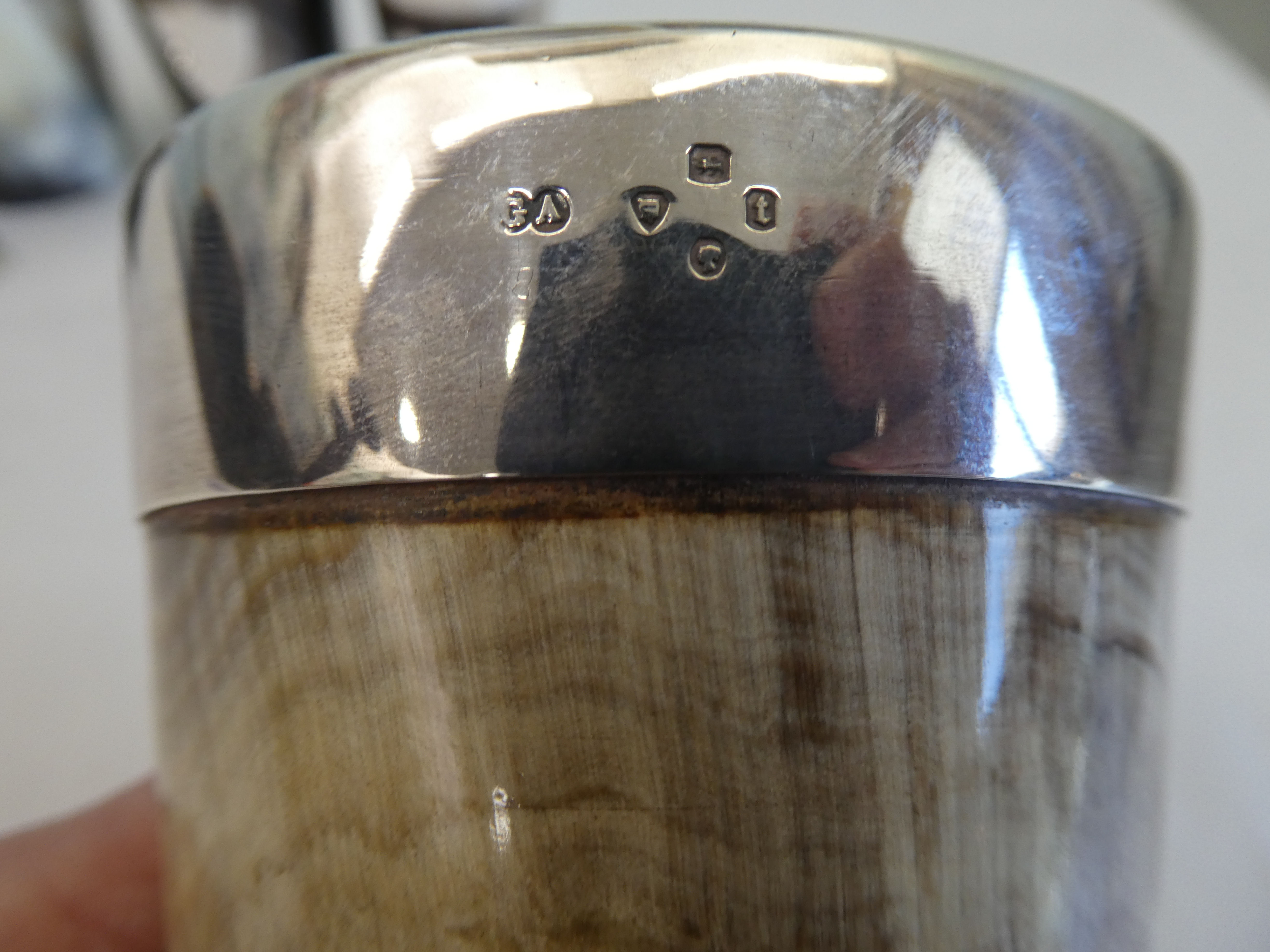 A graduated set of five, horn and silver mounted huntsman's beakers  London marks - Image 3 of 5