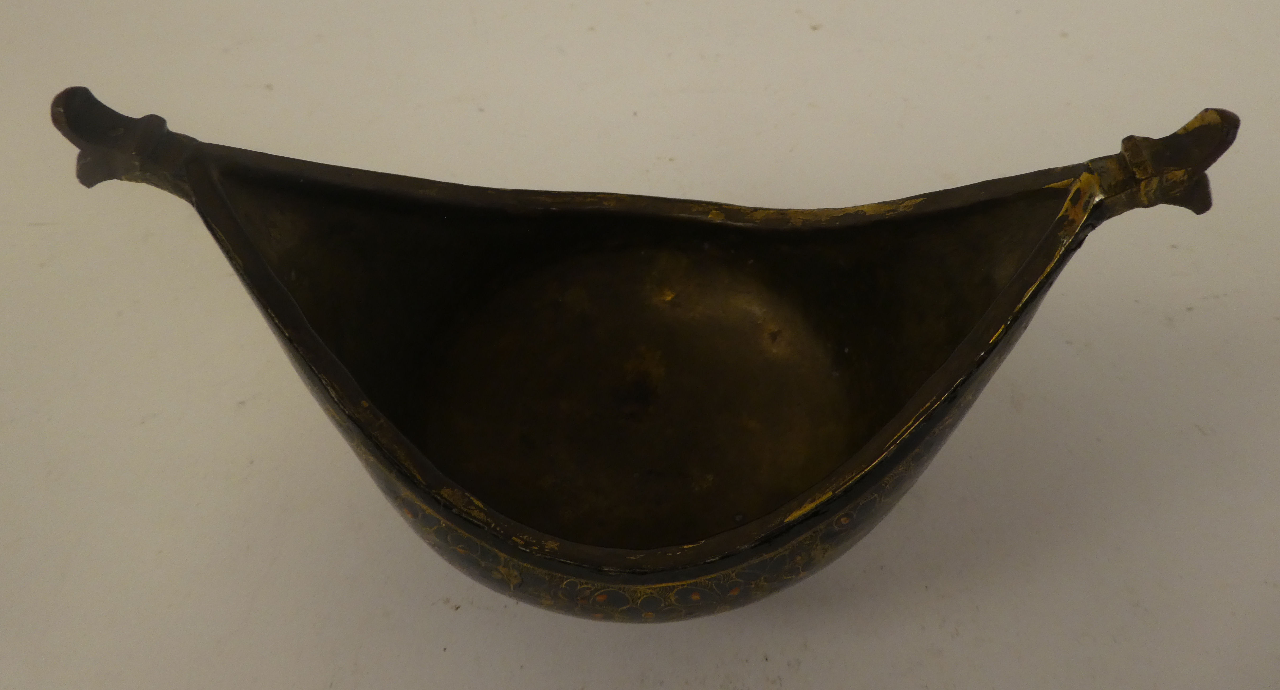 An early 20th Kashmiri gilded and lacquered, navette shape kashkul bowl (beggars bowl) 6"w - Bild 2 aus 4