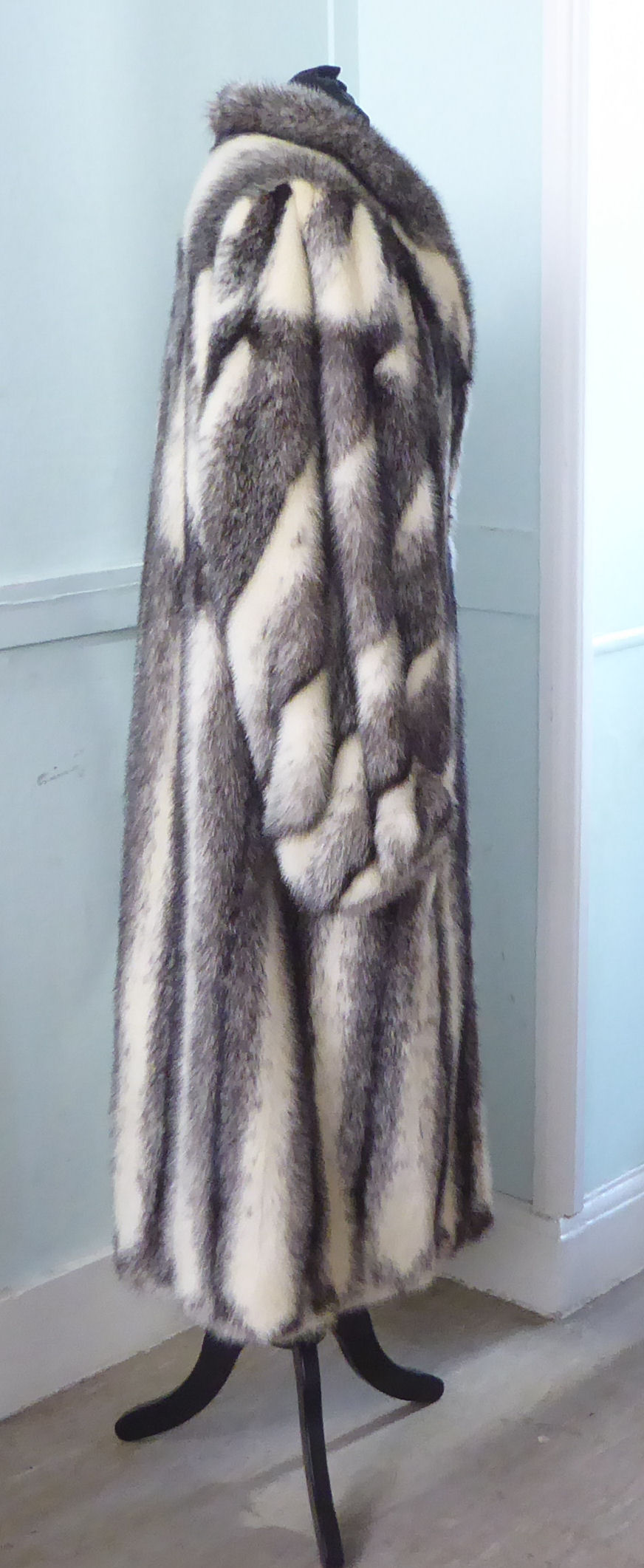 A lady's Dasco Black Cross, full-length grey and white fur coat with a rolled collar - Image 2 of 5