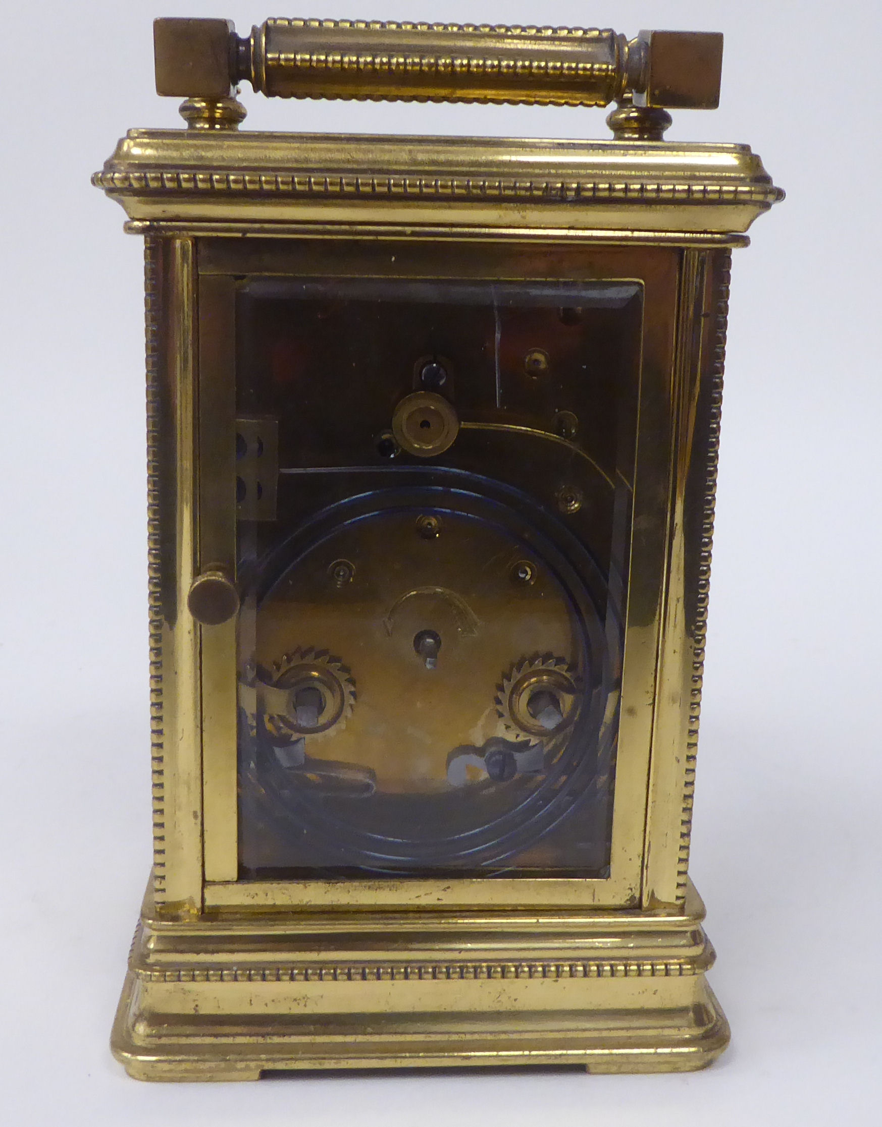 A mid 20thC lacquered brass cased carriage clock with bead bordered ornament, bevelled glass - Bild 5 aus 7