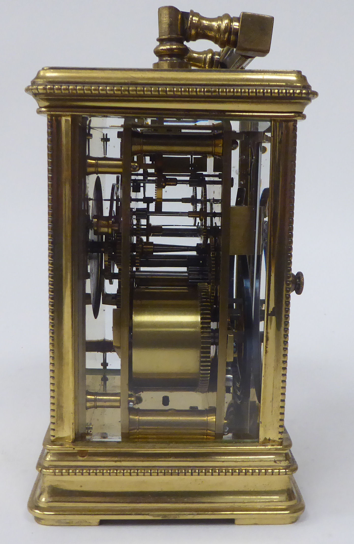 A mid 20thC lacquered brass cased carriage clock with bead bordered ornament, bevelled glass - Bild 4 aus 7