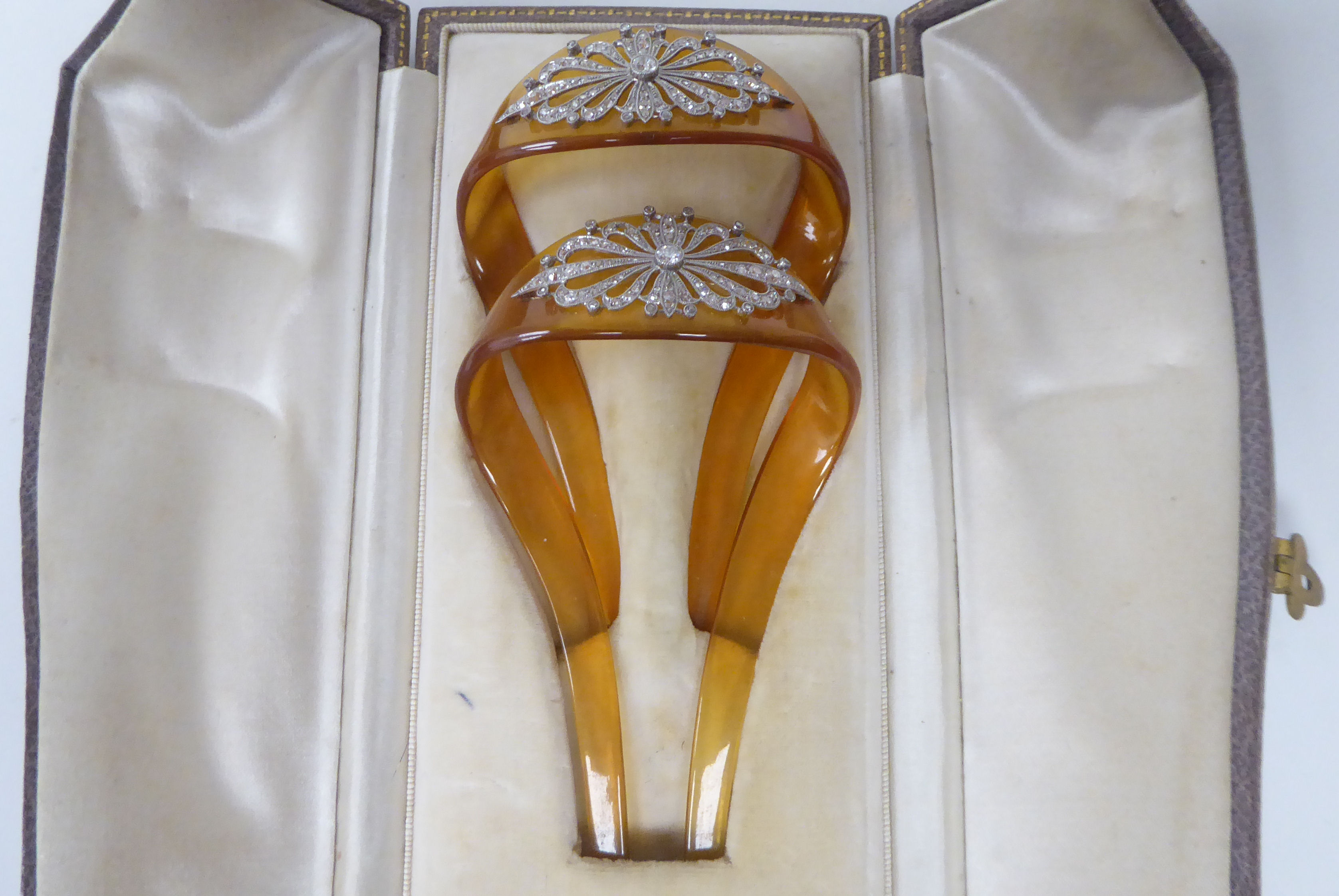 A pair of Art Deco diamond encrusted, celluloid hair slides  cased - Bild 2 aus 6