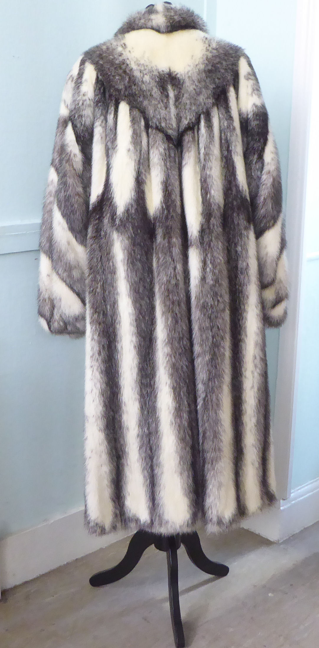 A lady's Dasco Black Cross, full-length grey and white fur coat with a rolled collar - Image 3 of 5