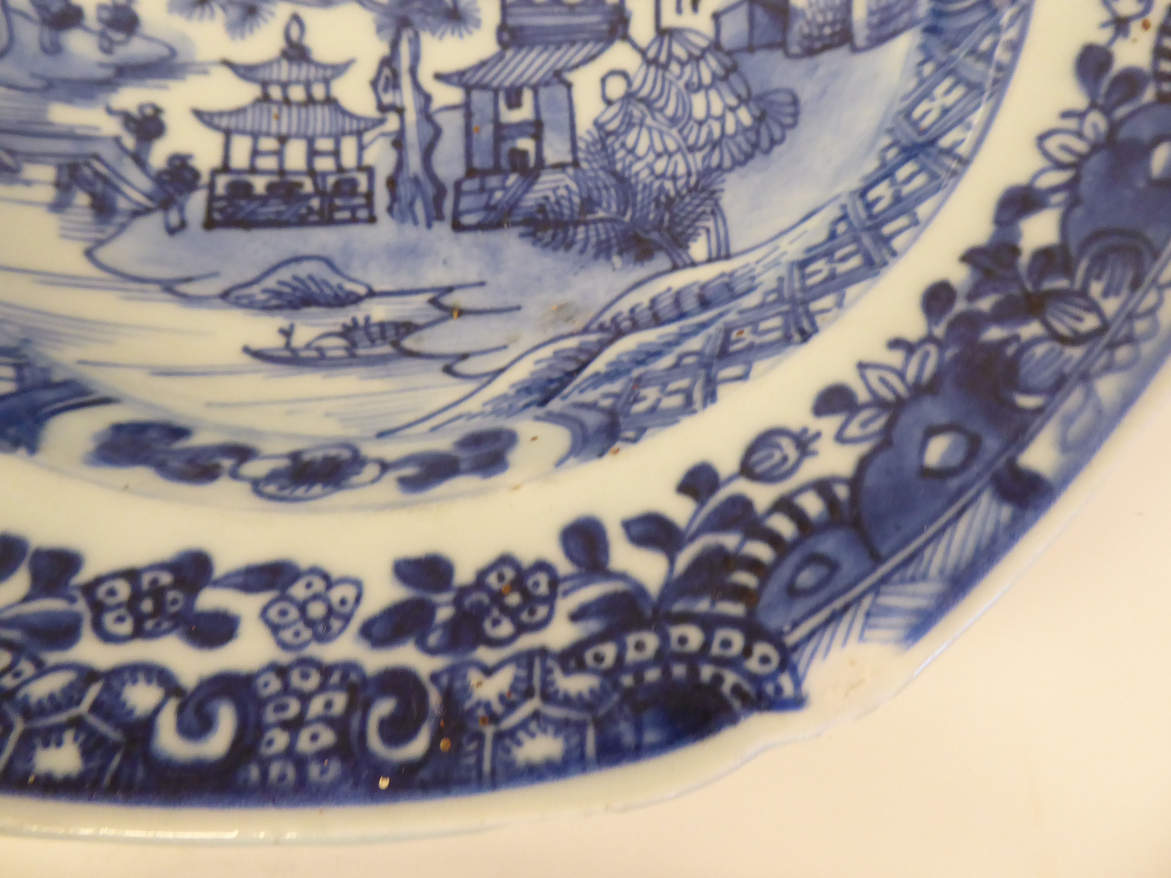 A set of six 18thC Chinese porcelain dishes of octagonal outline, decorated in blue and white with - Image 8 of 16