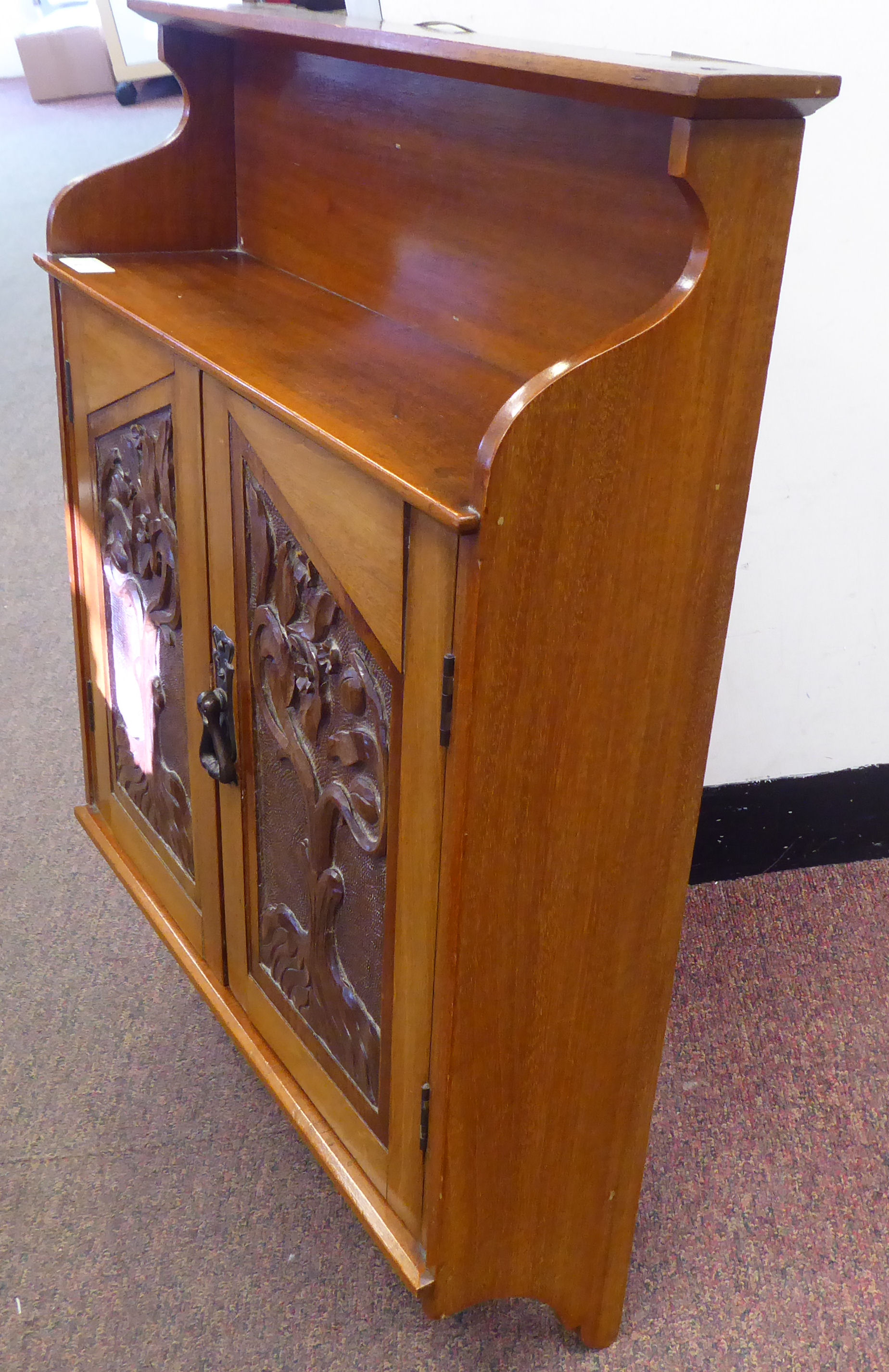 An early 20thC mahogany hanging cupboard with a display shelf, over a pair of doors, featuring Art - Image 5 of 5