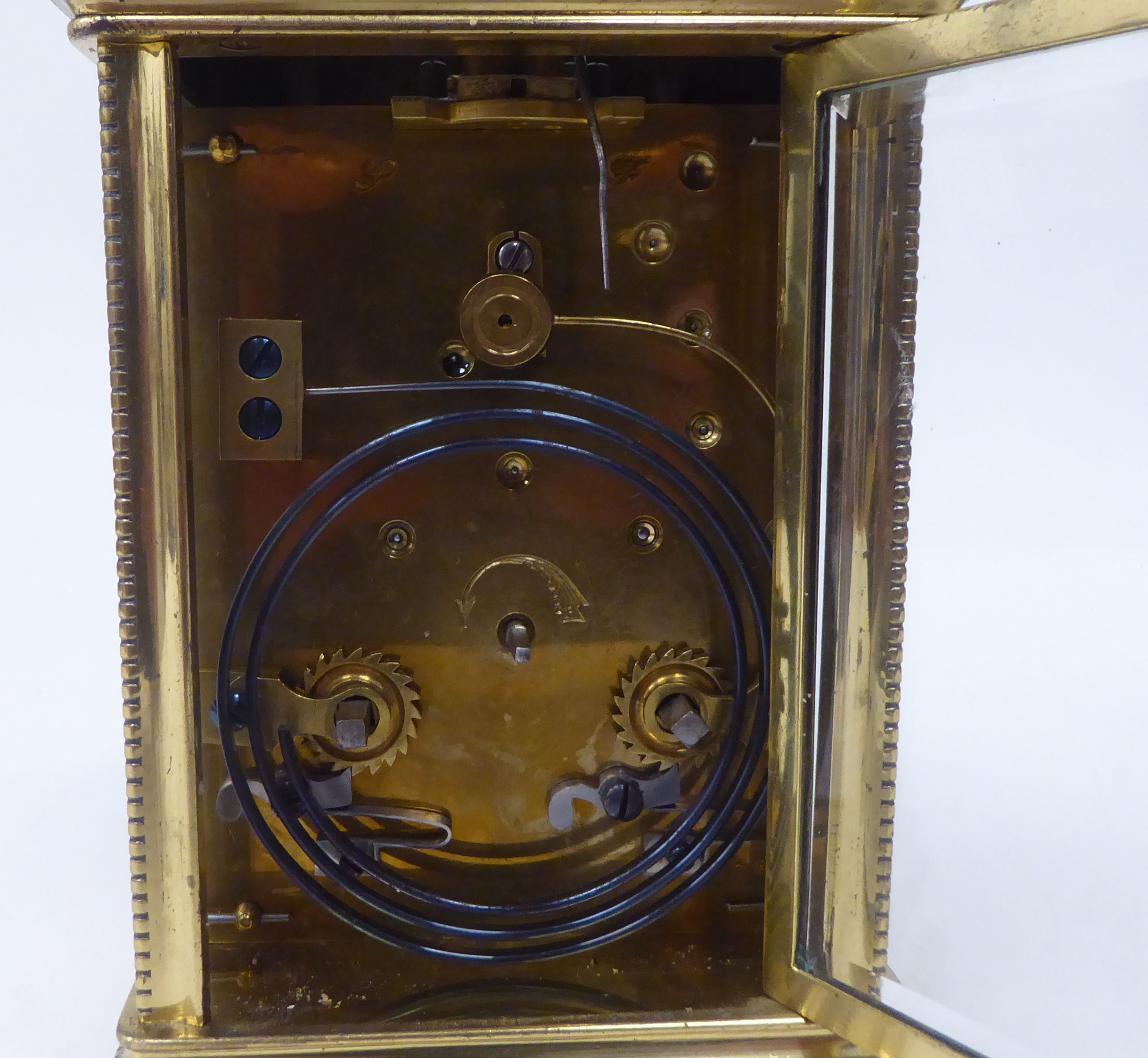 A mid 20thC lacquered brass cased carriage clock with bead bordered ornament, bevelled glass - Bild 6 aus 7