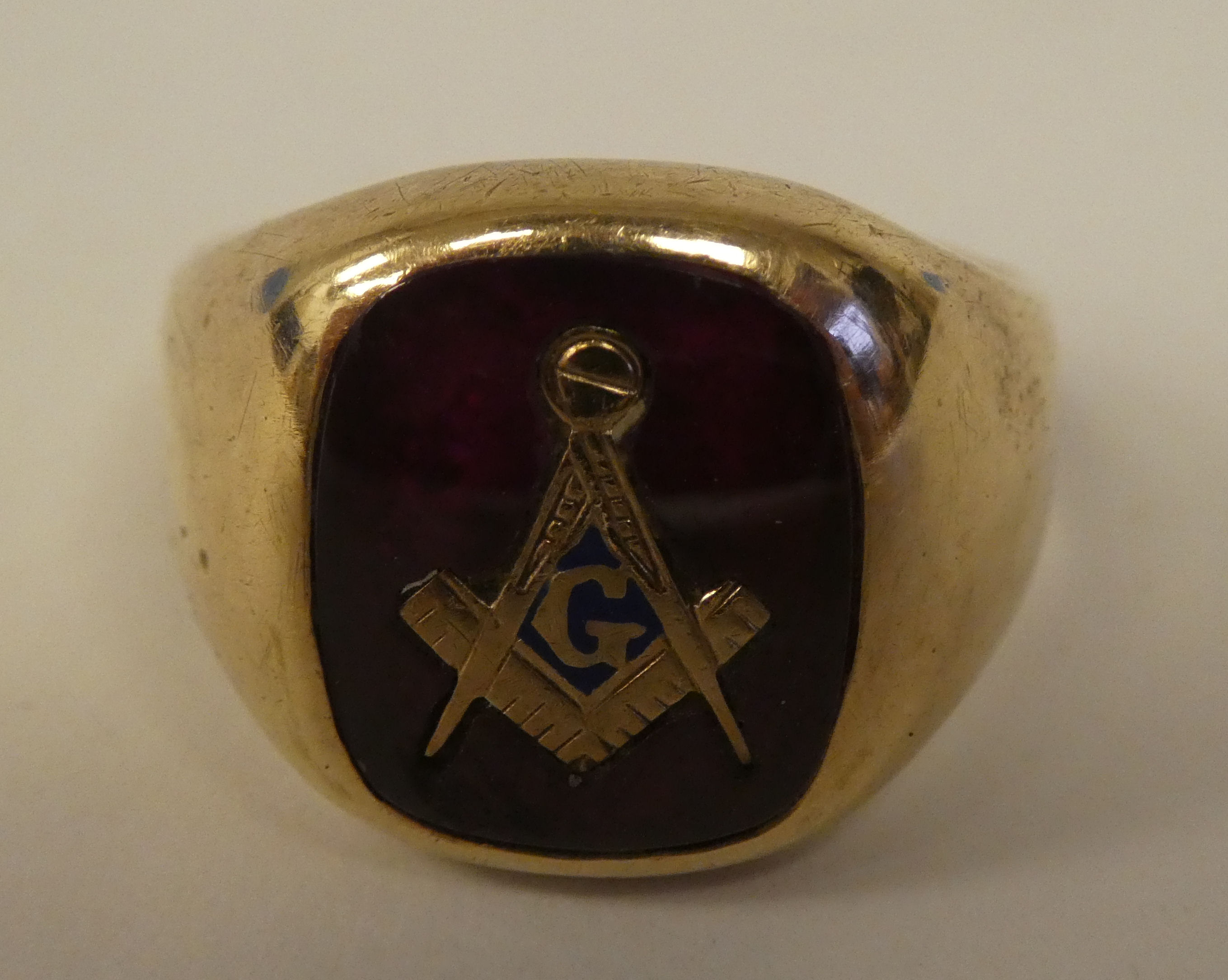 A gold coloured metal Masonic signet ring - Bild 2 aus 4