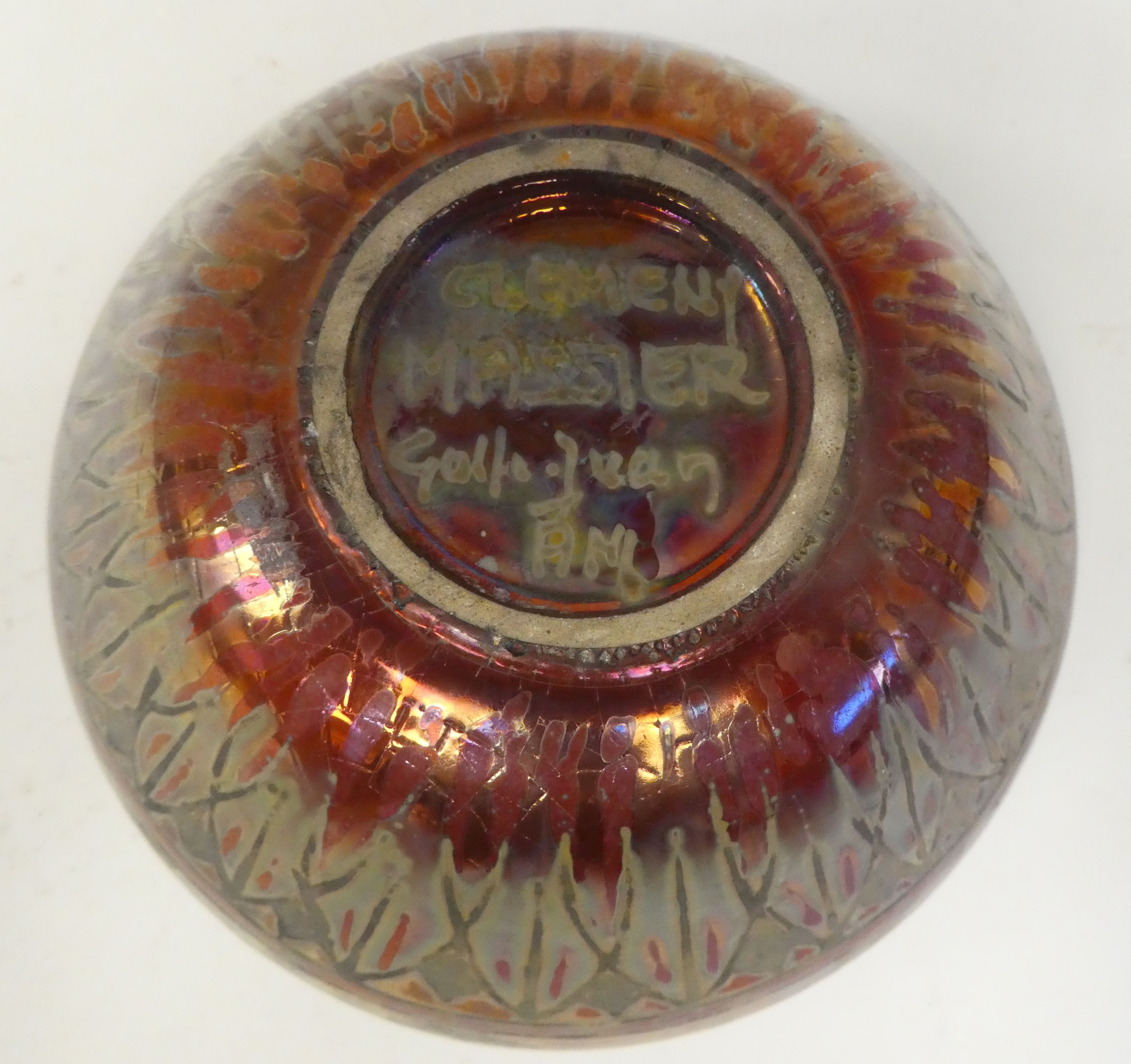 A Clemont Masier Art glass bowl of bulbous form with an inverted rim, decorated with scrolled and - Bild 5 aus 6